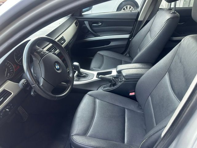 BMW 320i Touring Steptronic-image-7