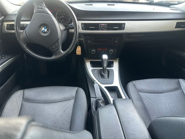 BMW 320i Touring Steptronic-image-10
