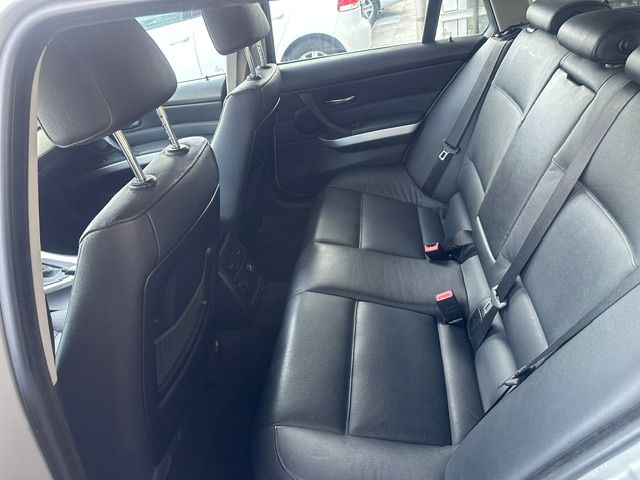 BMW 320i Touring Steptronic-image-8