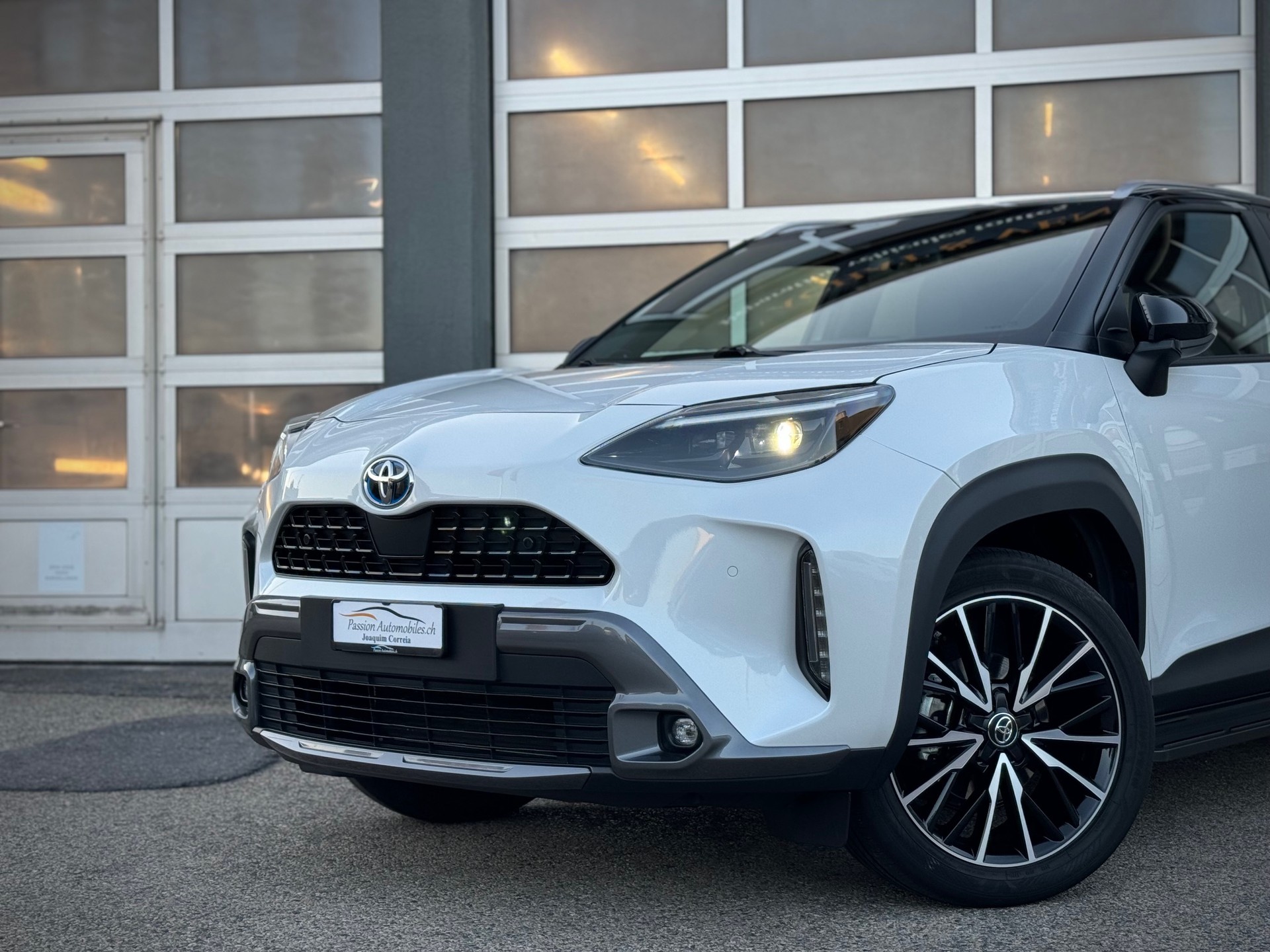 TOYOTA Yaris Cross 1.5 Premiere Edition e-CVT AWDi - Véhicule Suisse (CH)-image-2