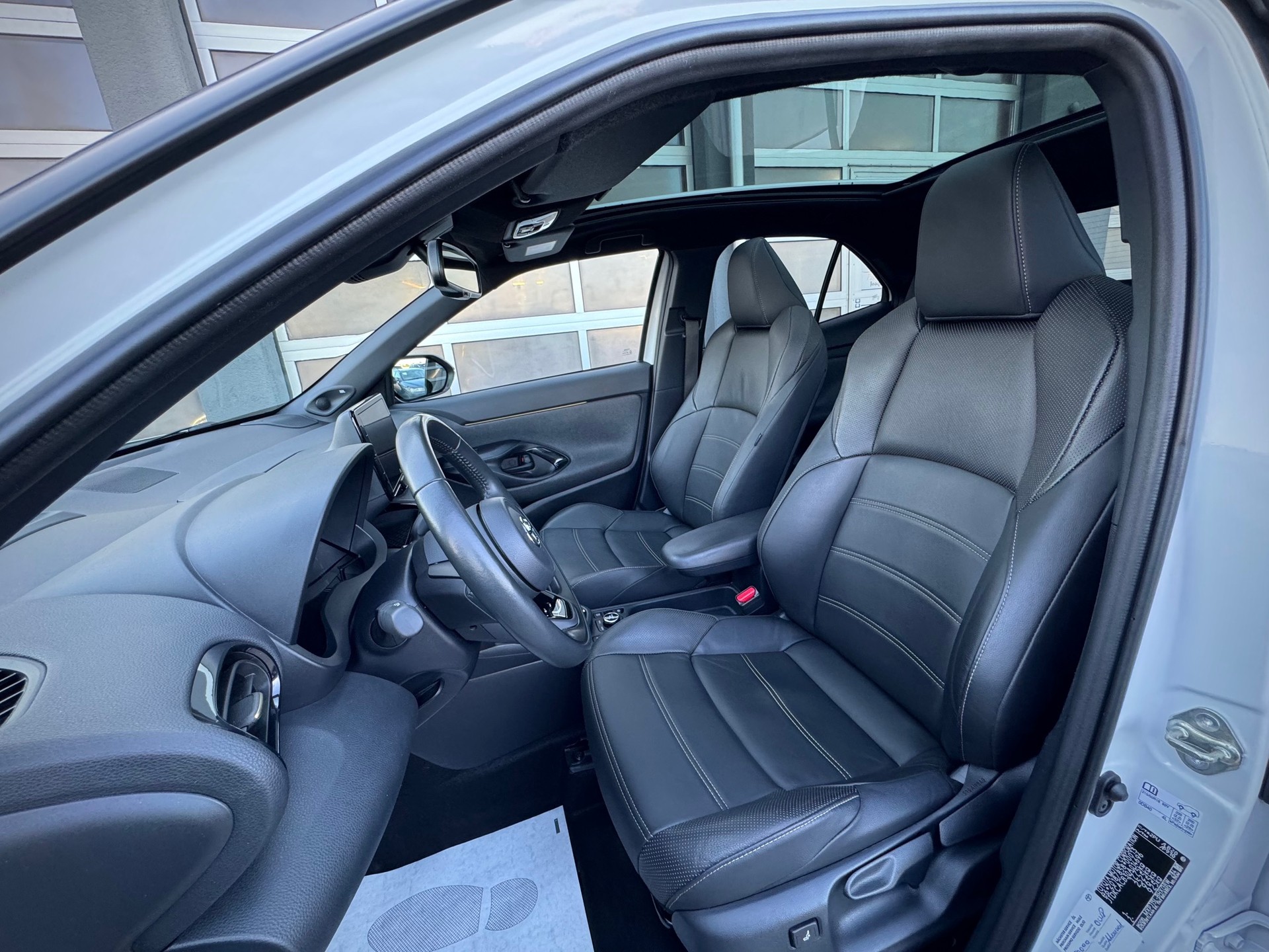 TOYOTA Yaris Cross 1.5 Premiere Edition e-CVT AWDi - Véhicule Suisse (CH)-image-6