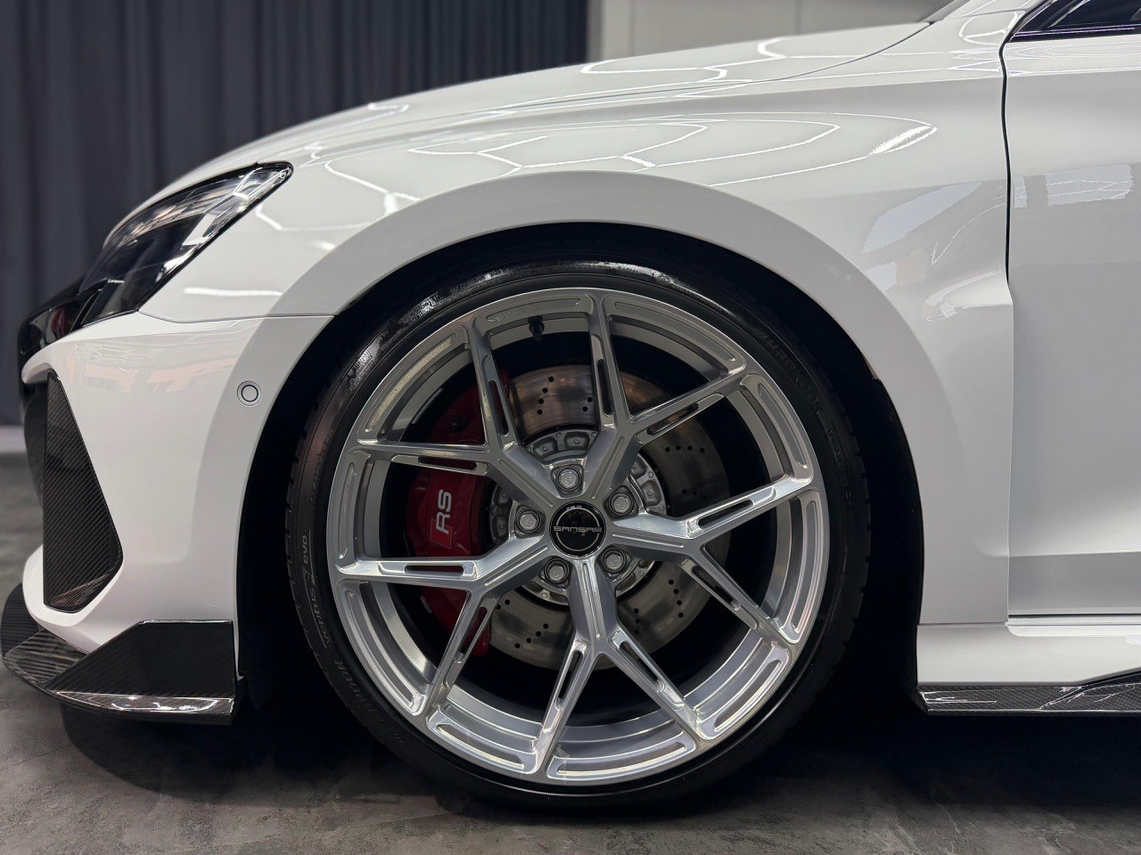 AUDI RS3 Sportback 2.5 TSI quattro | CH-Auto | CT-Carbon Kit | Panoramadach | H&R Federn | Sansar Wheels Chrome-image-3