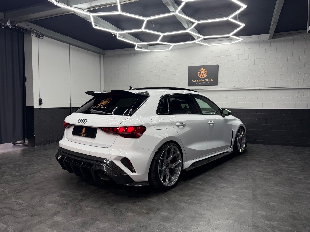 AUDI RS3 Sportback 2.5 TSI quattro | CH-Auto | CT-Carbon Kit | Panoramadach | H&R Federn | Sansar Wheels Chrome-image-11
