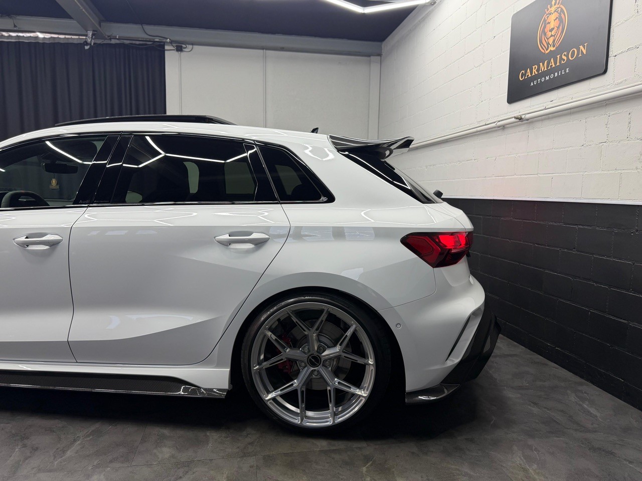 AUDI RS3 Sportback 2.5 TSI quattro | CH-Auto | CT-Carbon Kit | Panoramadach | H&R Federn | Sansar Wheels Chrome-image-4