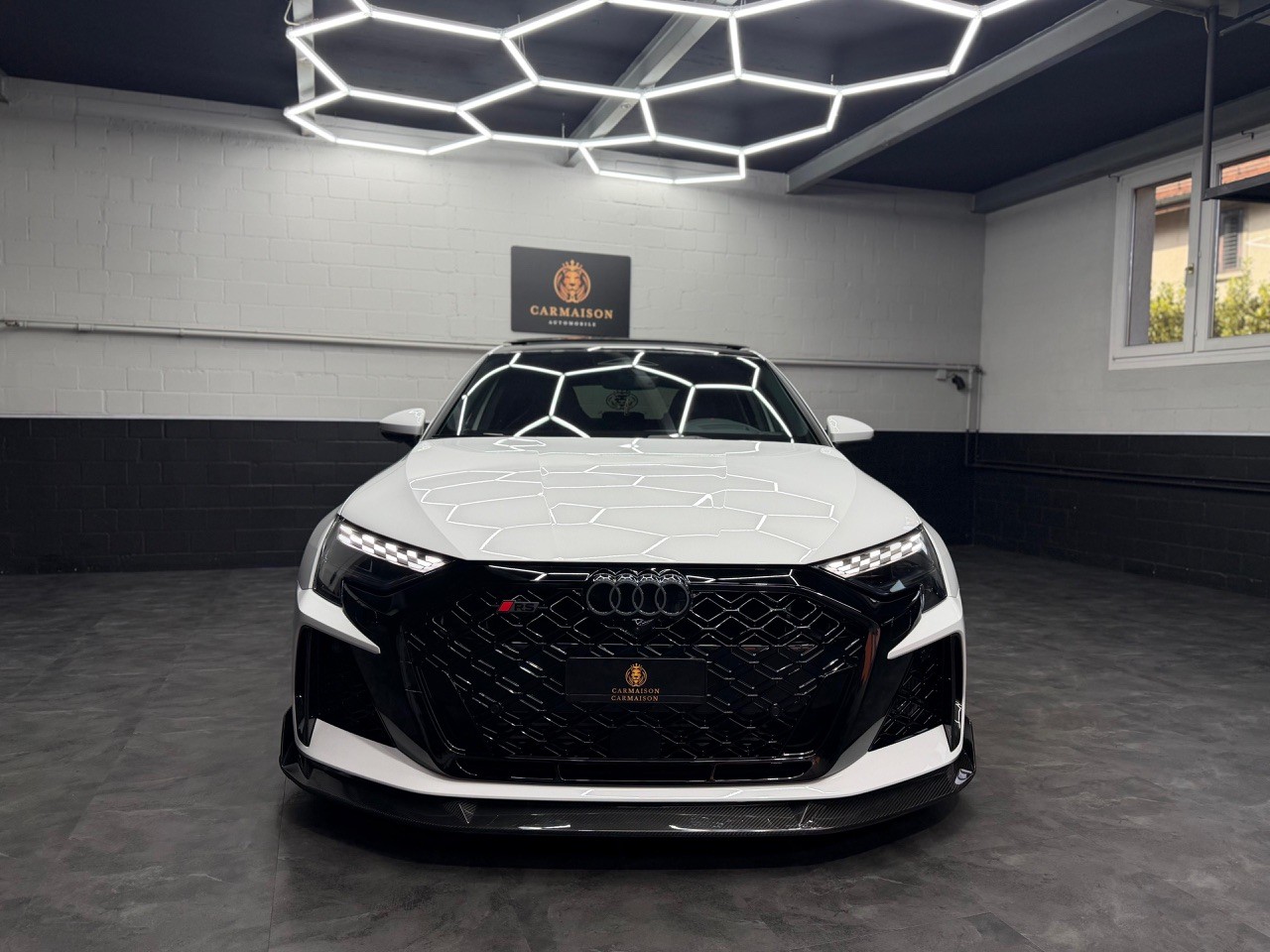 AUDI RS3 Sportback 2.5 TSI quattro | CH-Auto | CT-Carbon Kit | Panoramadach | H&R Federn | Sansar Wheels Chrome-image-1
