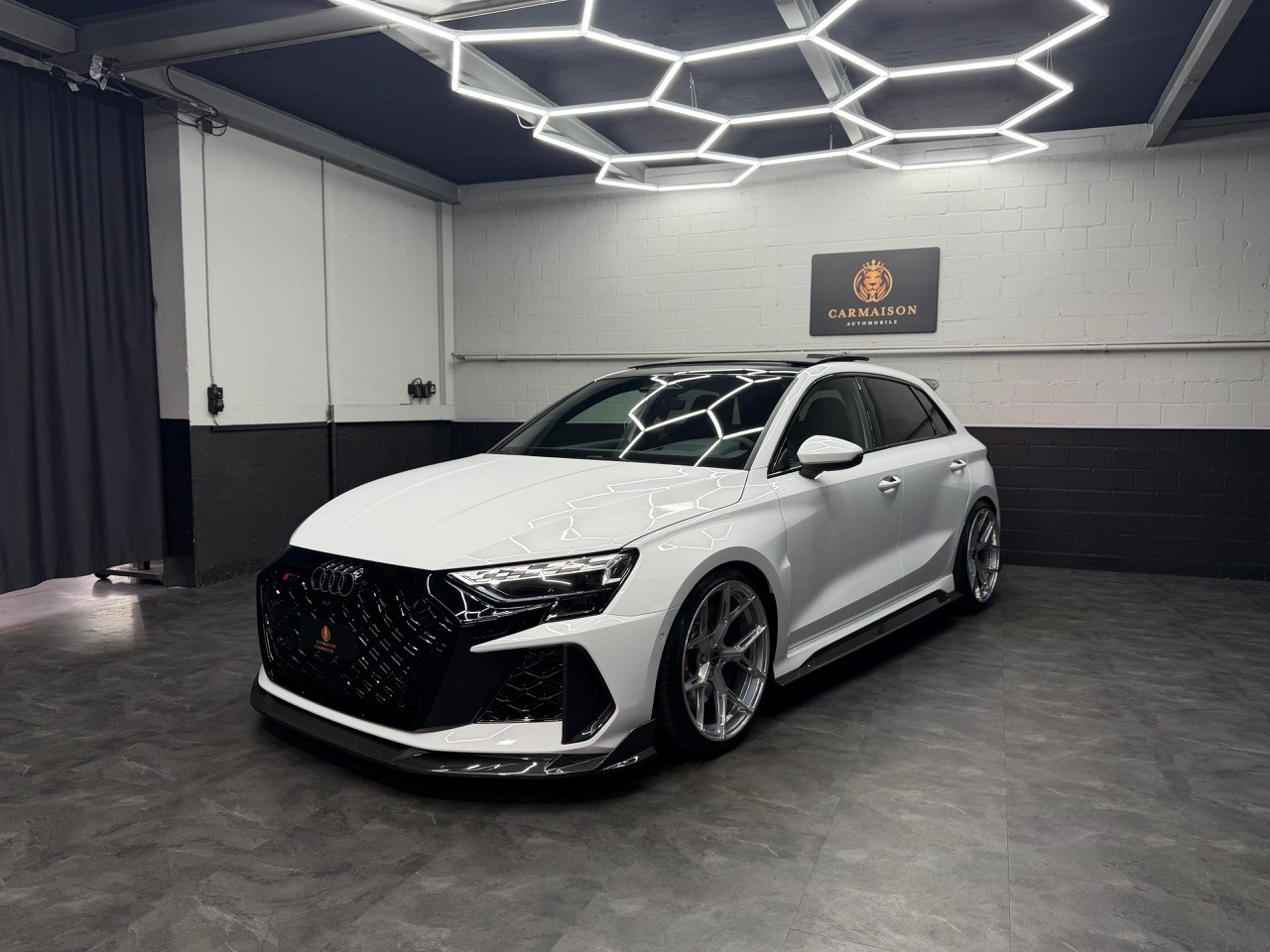 AUDI RS3 Sportback 2.5 TSI quattro | CH-Auto | CT-Carbon Kit | Panoramadach | H&R Federn | Sansar Wheels Chrome-image-2