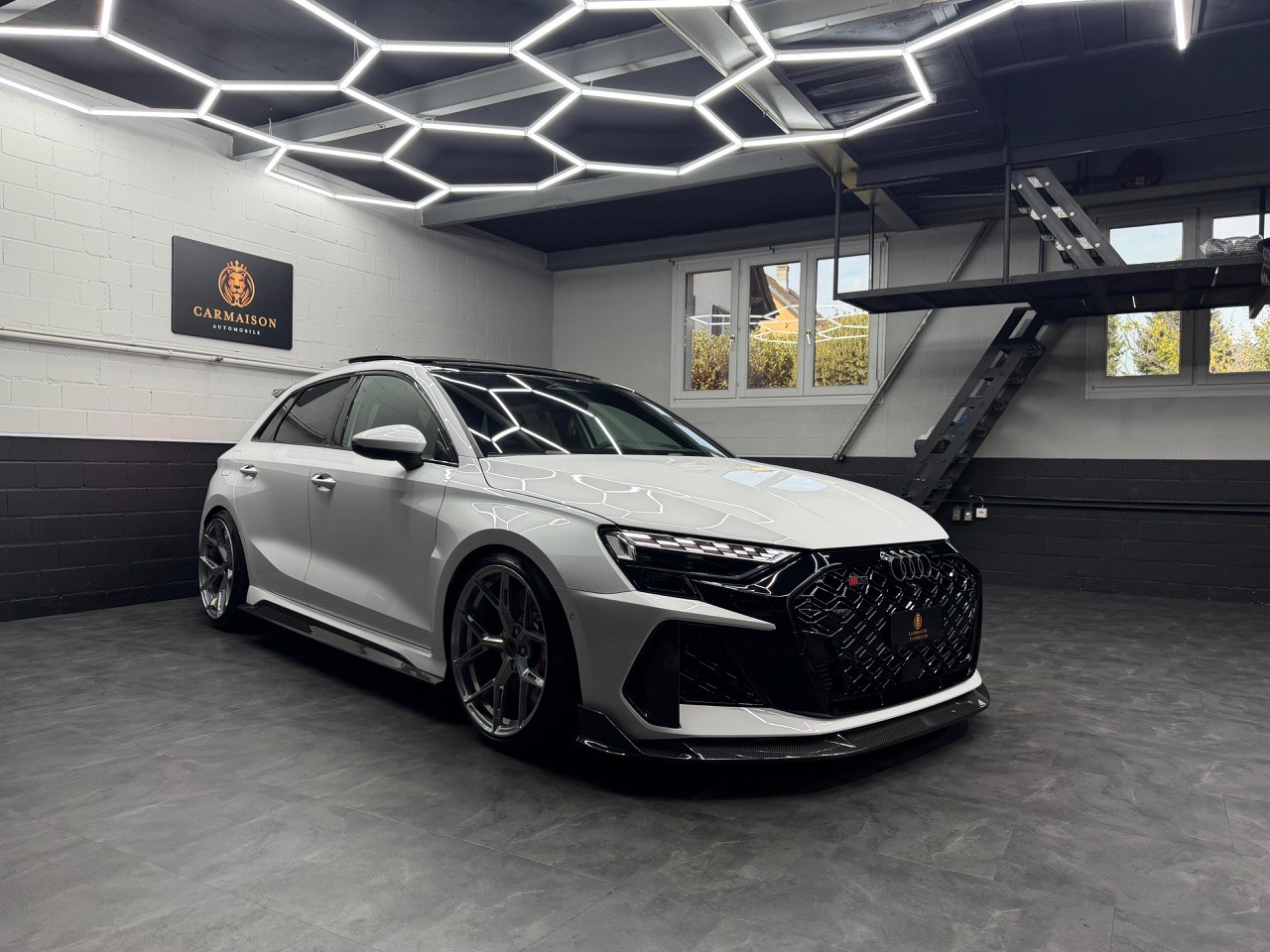 AUDI RS3 Sportback 2.5 TSI quattro | CH-Auto | CT-Carbon Kit | Panoramadach | H&R Federn | Sansar Wheels Chrome-image-0