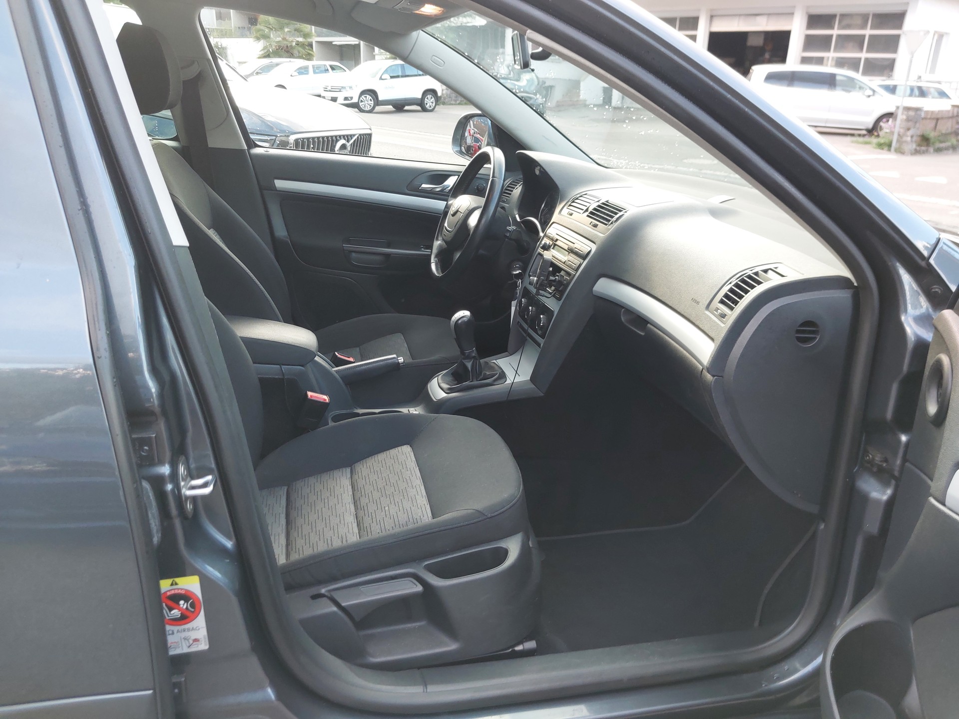 SKODA Octavia Combi 1.8 TSI 50Years 4x4-image-6