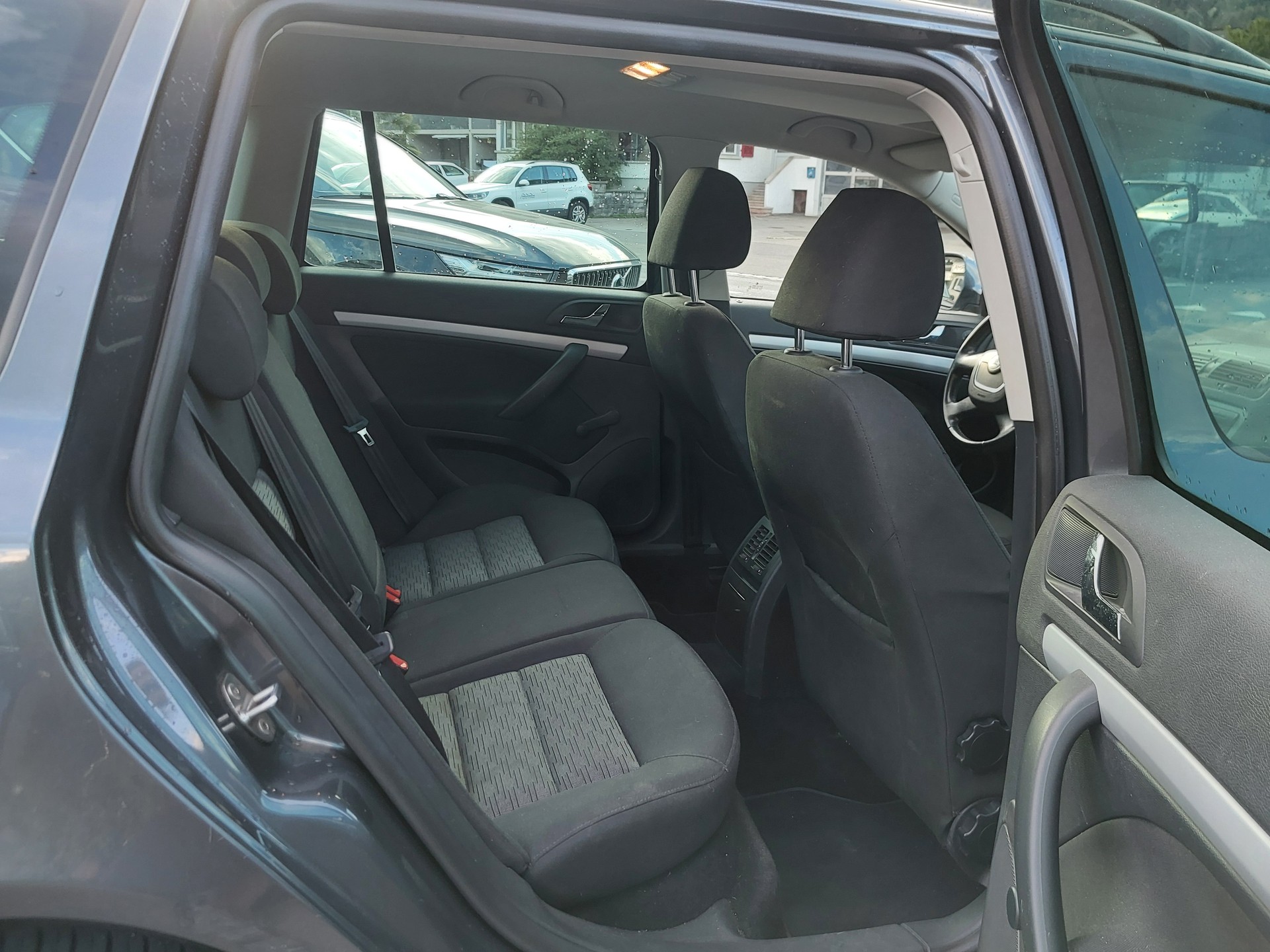 SKODA Octavia Combi 1.8 TSI 50Years 4x4-image-8
