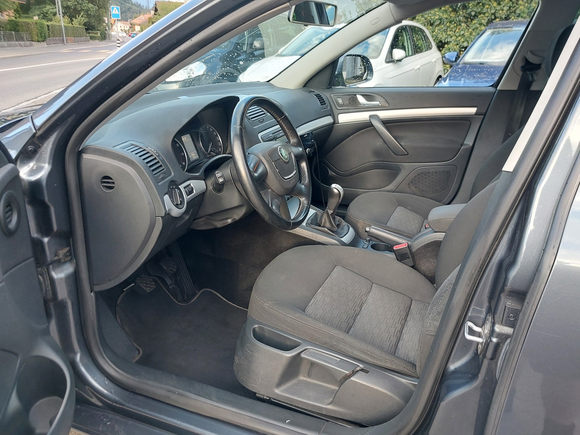 SKODA Octavia Combi 1.8 TSI 50Years 4x4-image-5