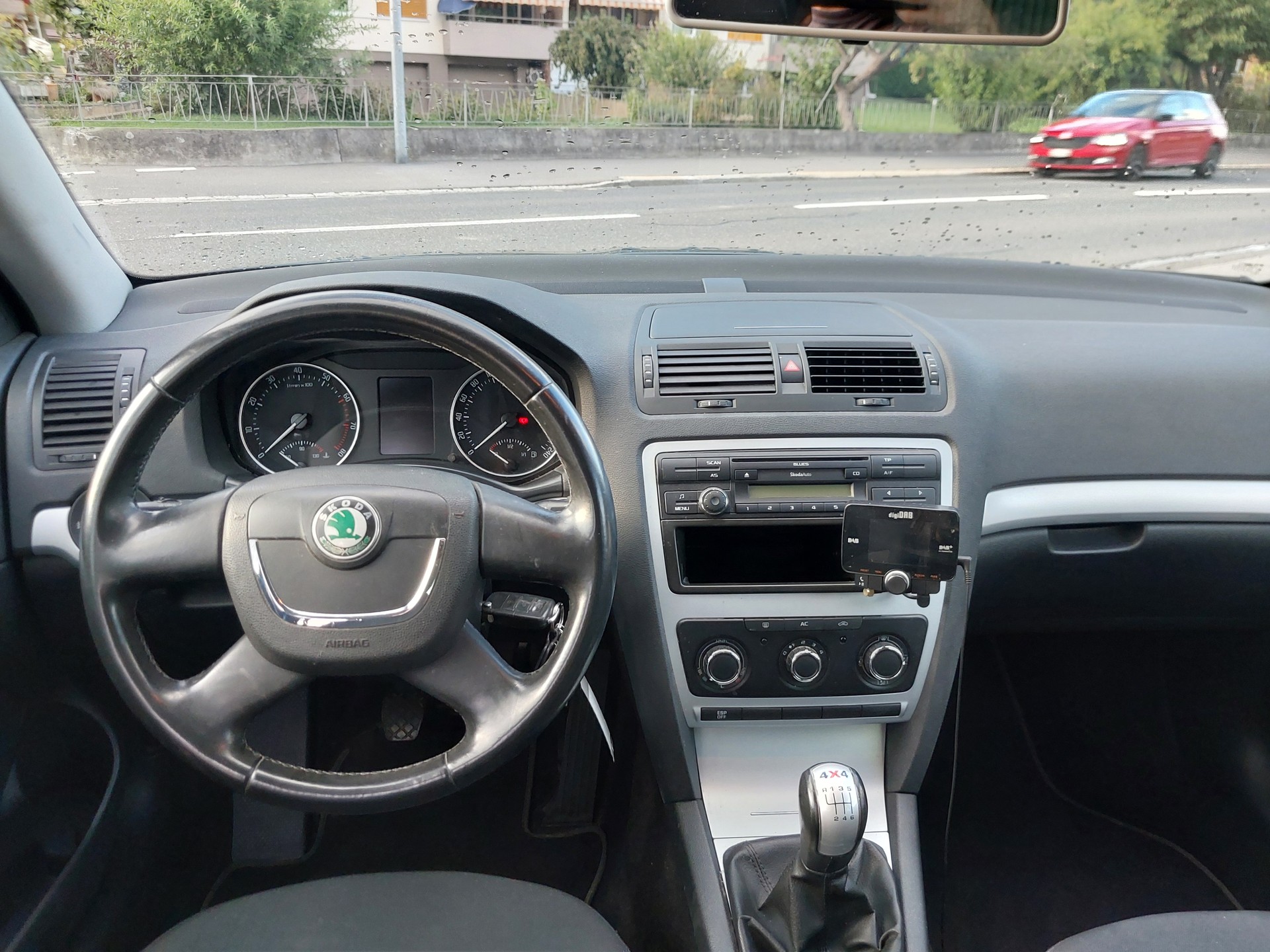 SKODA Octavia Combi 1.8 TSI 50Years 4x4-image-4