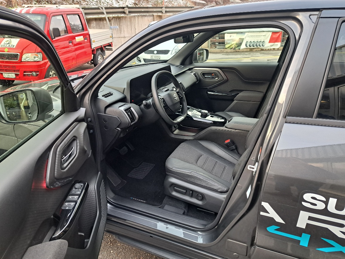 SUZUKI e-Vitara 61kWh Sakura Top 4x4-image-5