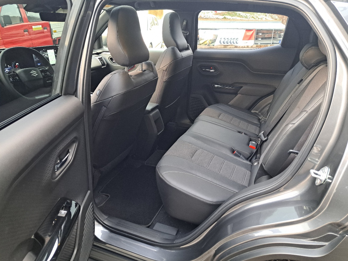 SUZUKI e-Vitara 61kWh Sakura Top 4x4-image-11