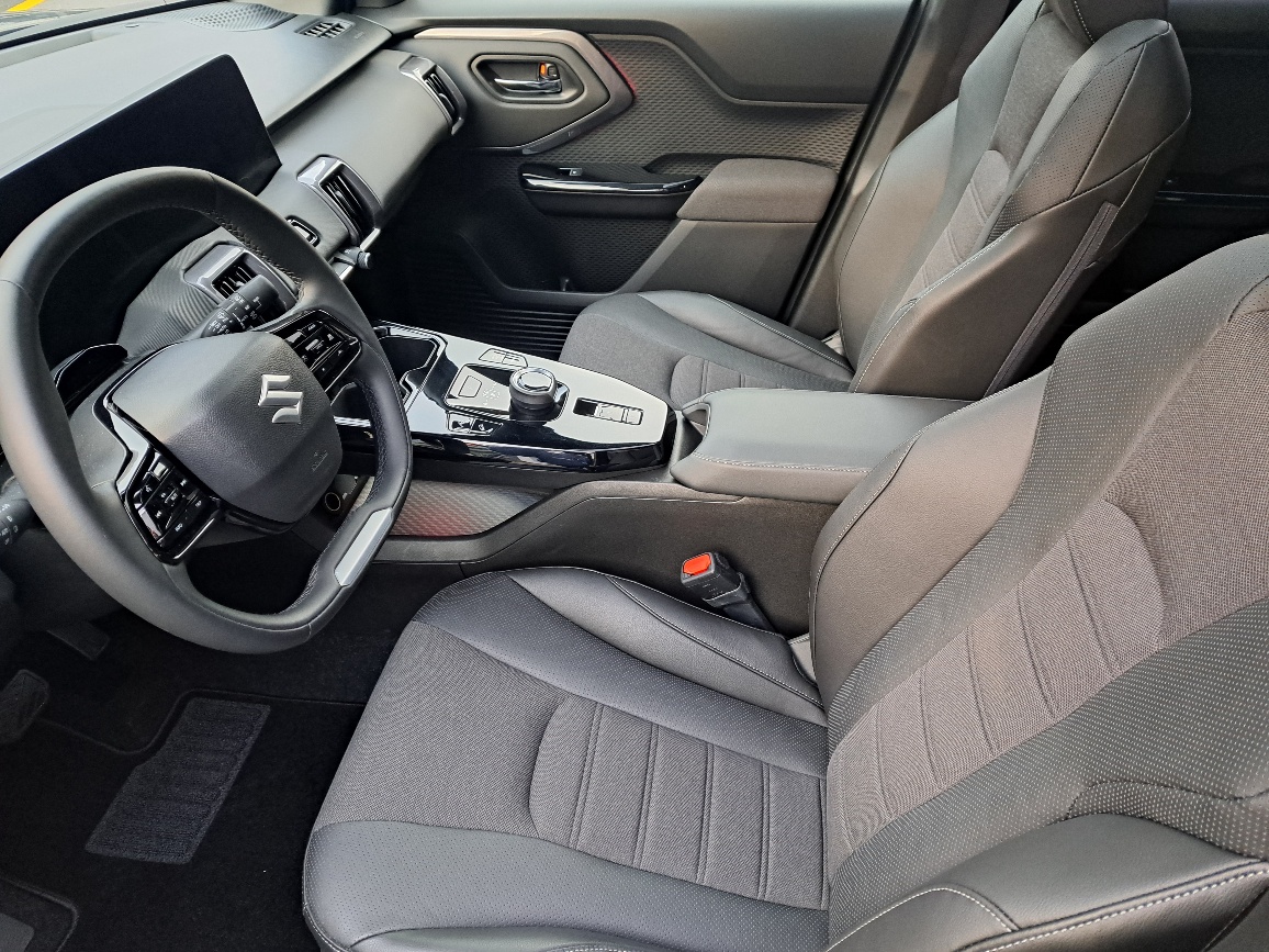 SUZUKI e-Vitara 61kWh Sakura Top 4x4-image-6