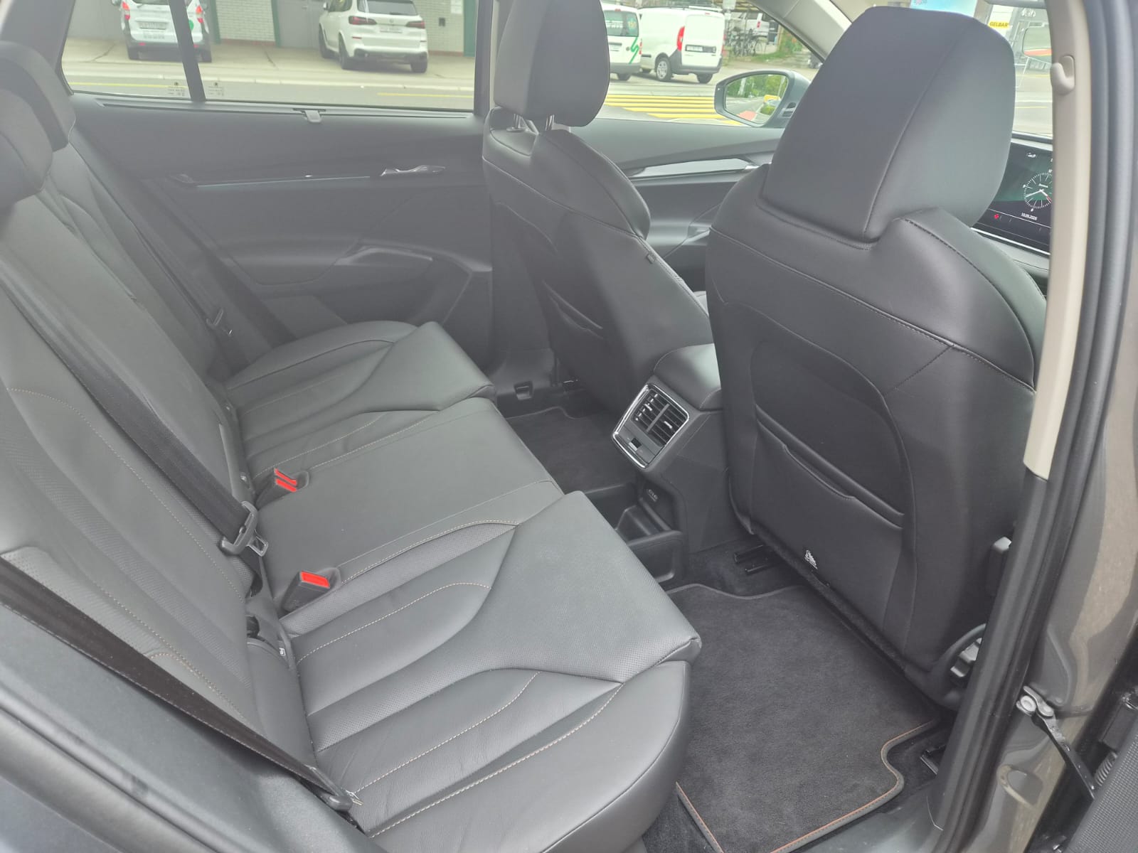 SKODA Enyaq iV 80x-image-12