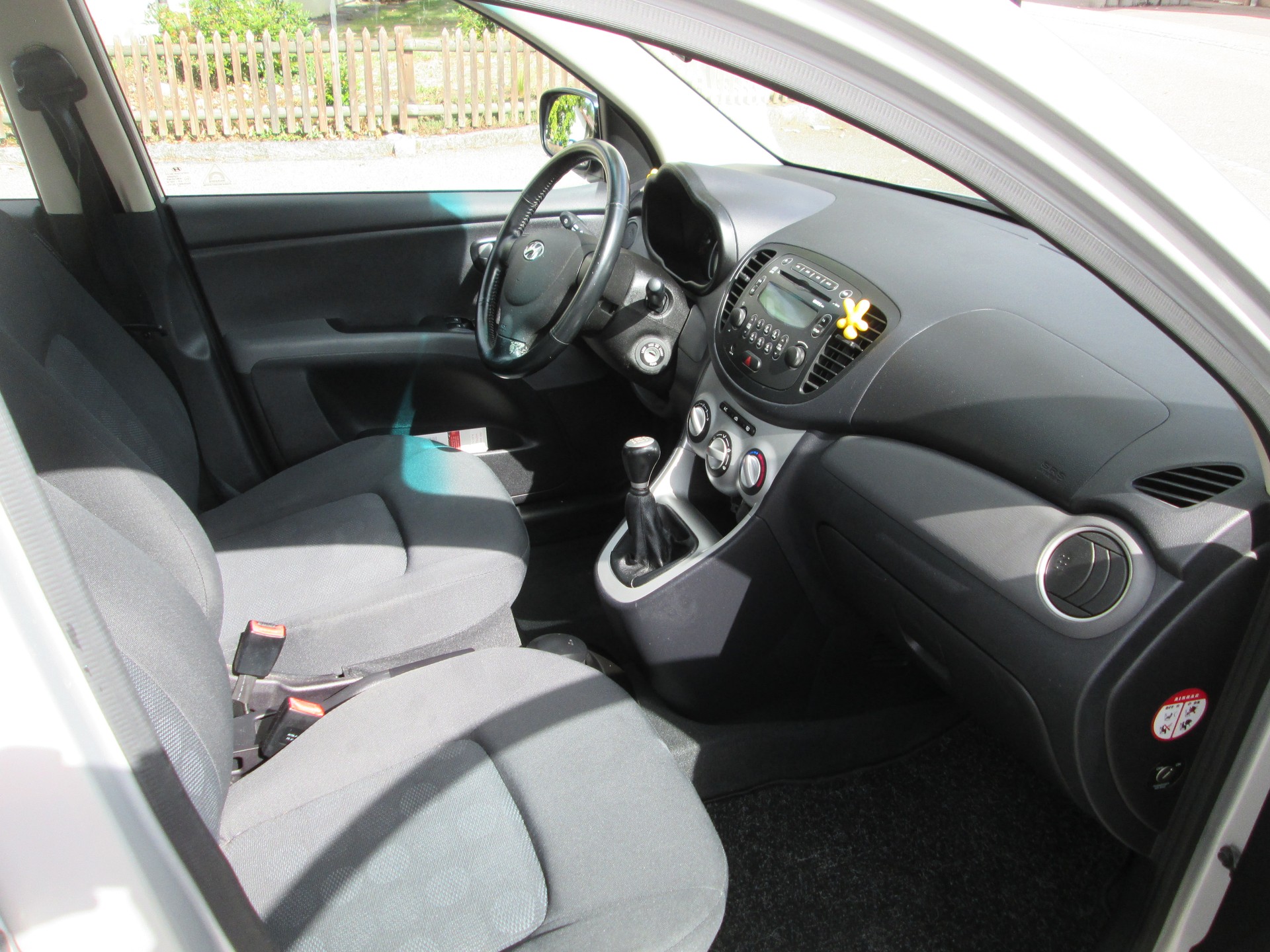 HYUNDAI i10 1.1 Style-image-11
