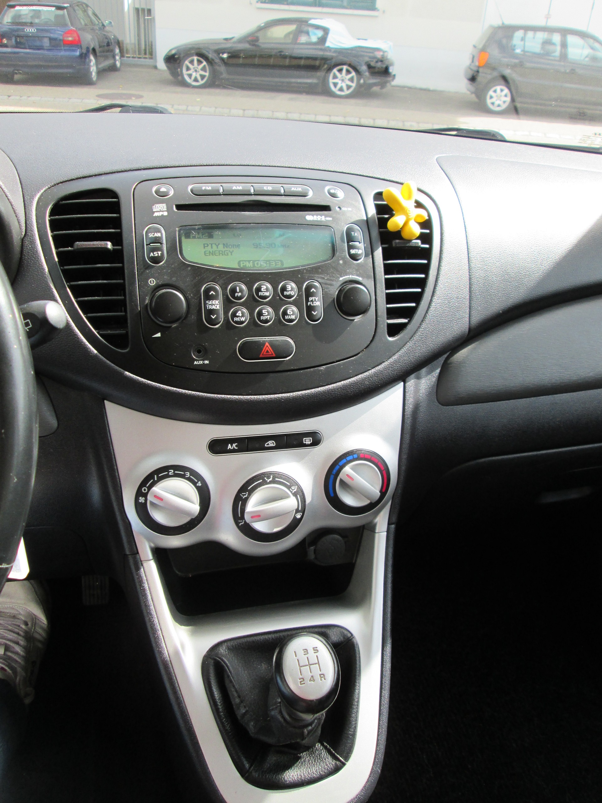 HYUNDAI i10 1.1 Style-image-13
