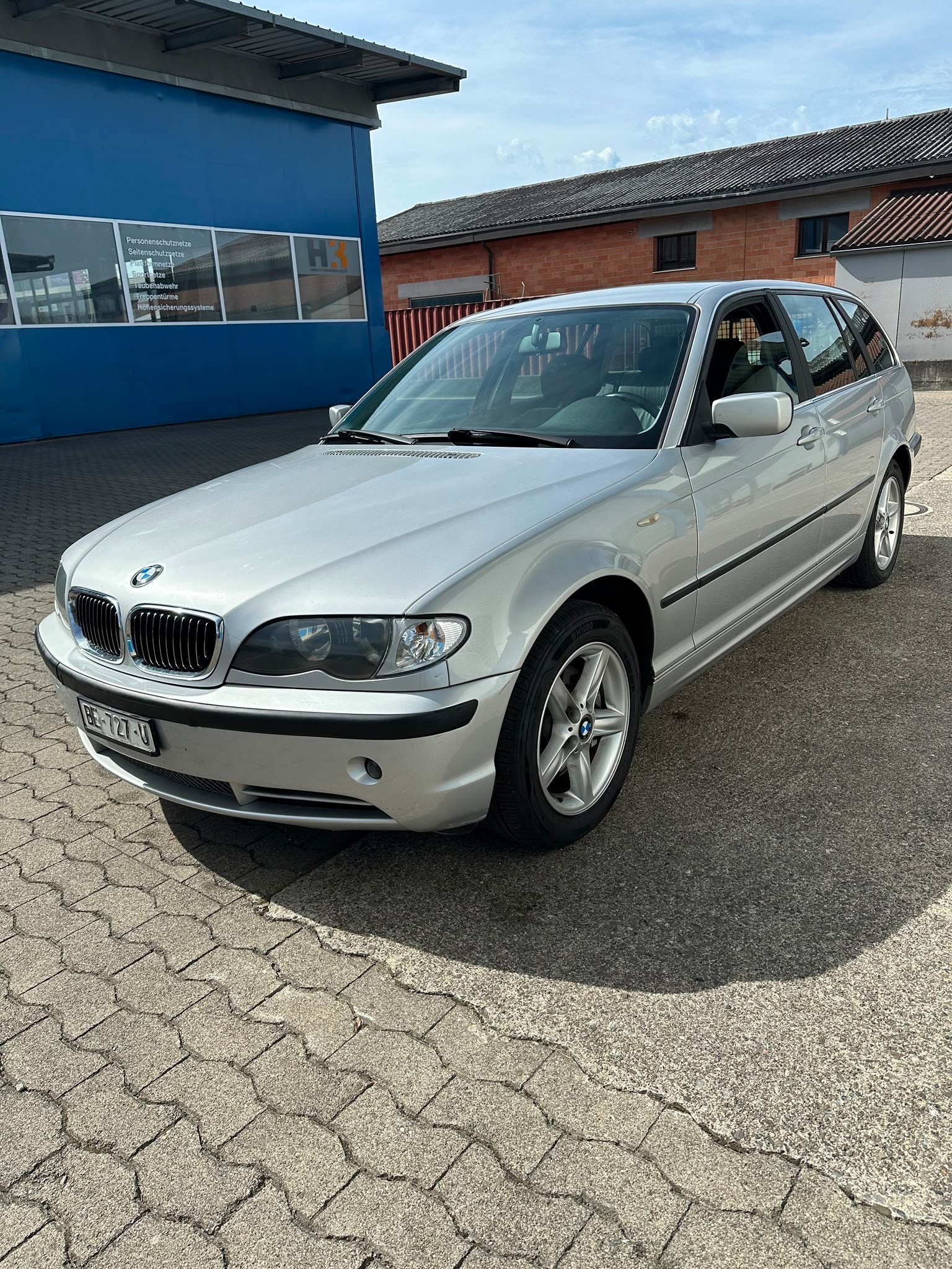 BMW 325xi Touring-image-0