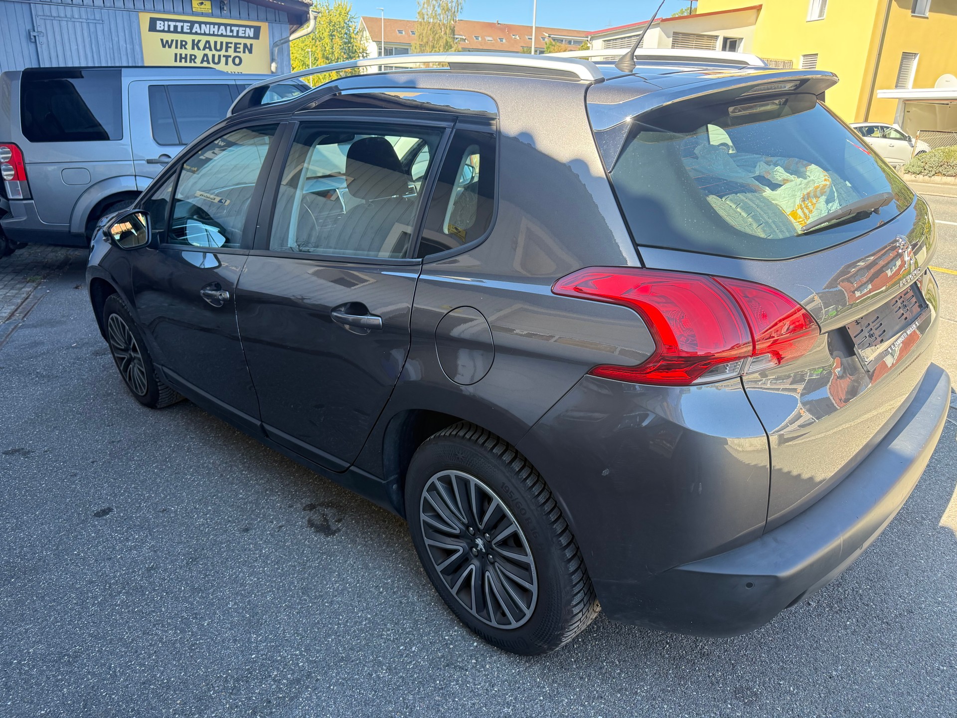 PEUGEOT 2008 1.2 VTI Allure-image-5