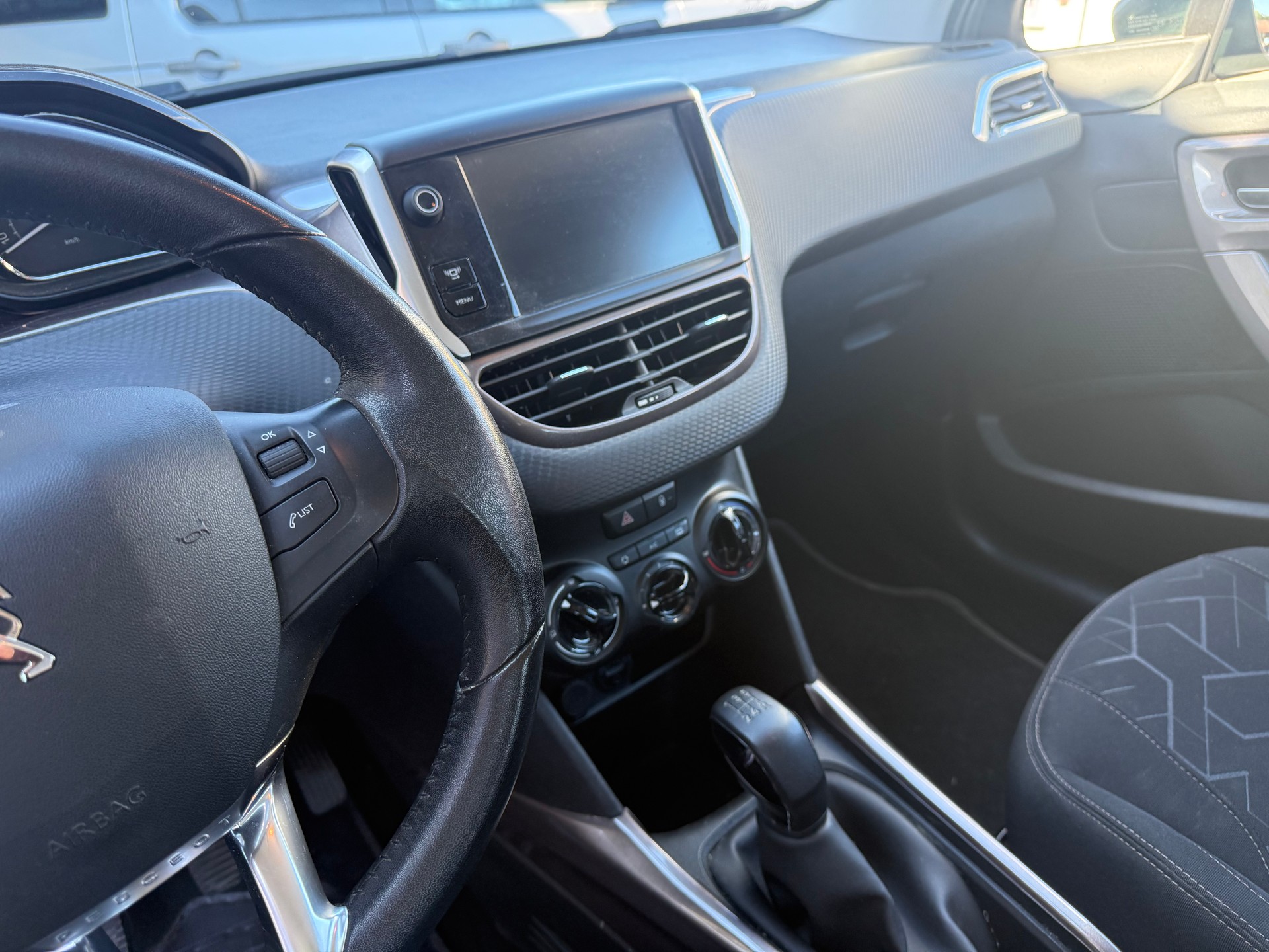 PEUGEOT 2008 1.2 VTI Allure-image-11