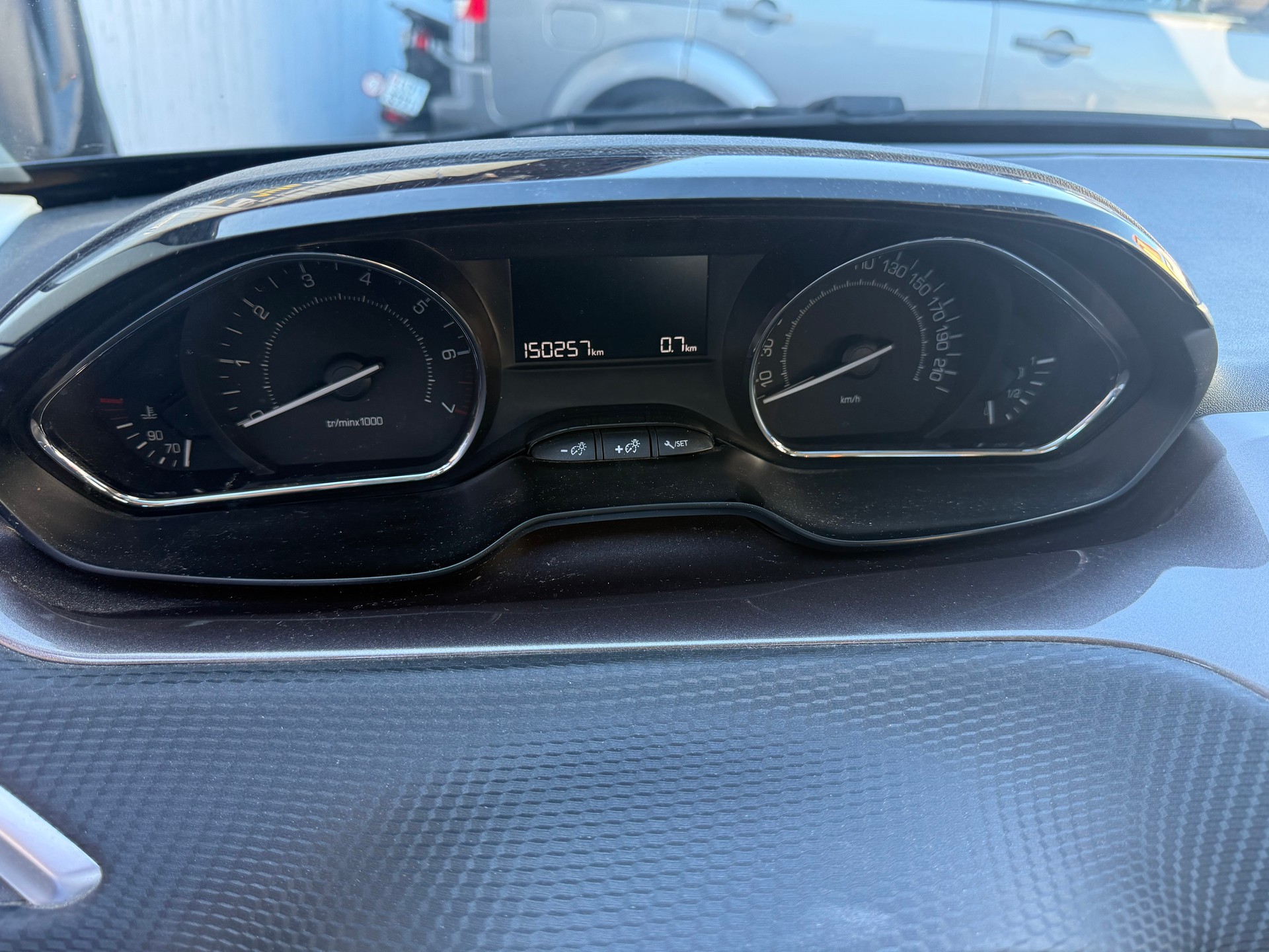 PEUGEOT 2008 1.2 VTI Allure-image-12