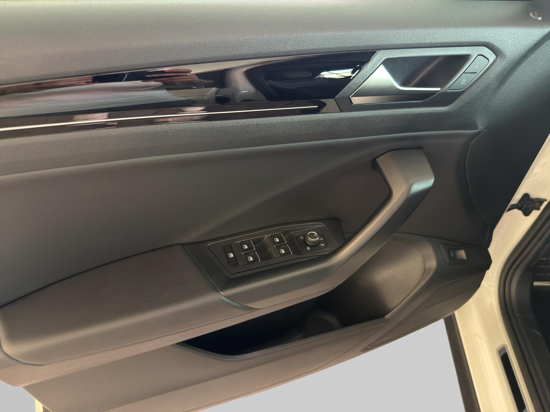 VW T-Roc 2.0 TSI R DSG 4motion-image-16