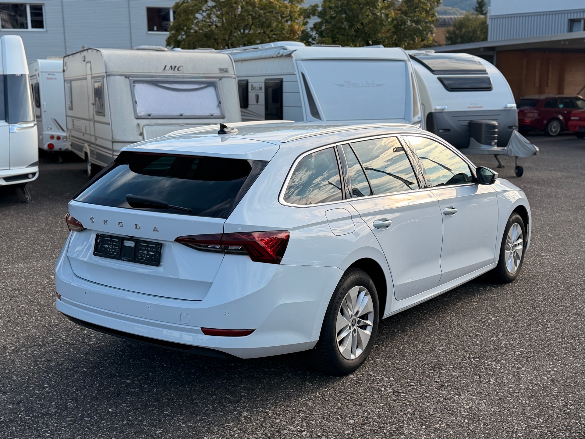 SKODA Octavia Combi 2.0 TDI DSG Ambition-image-2