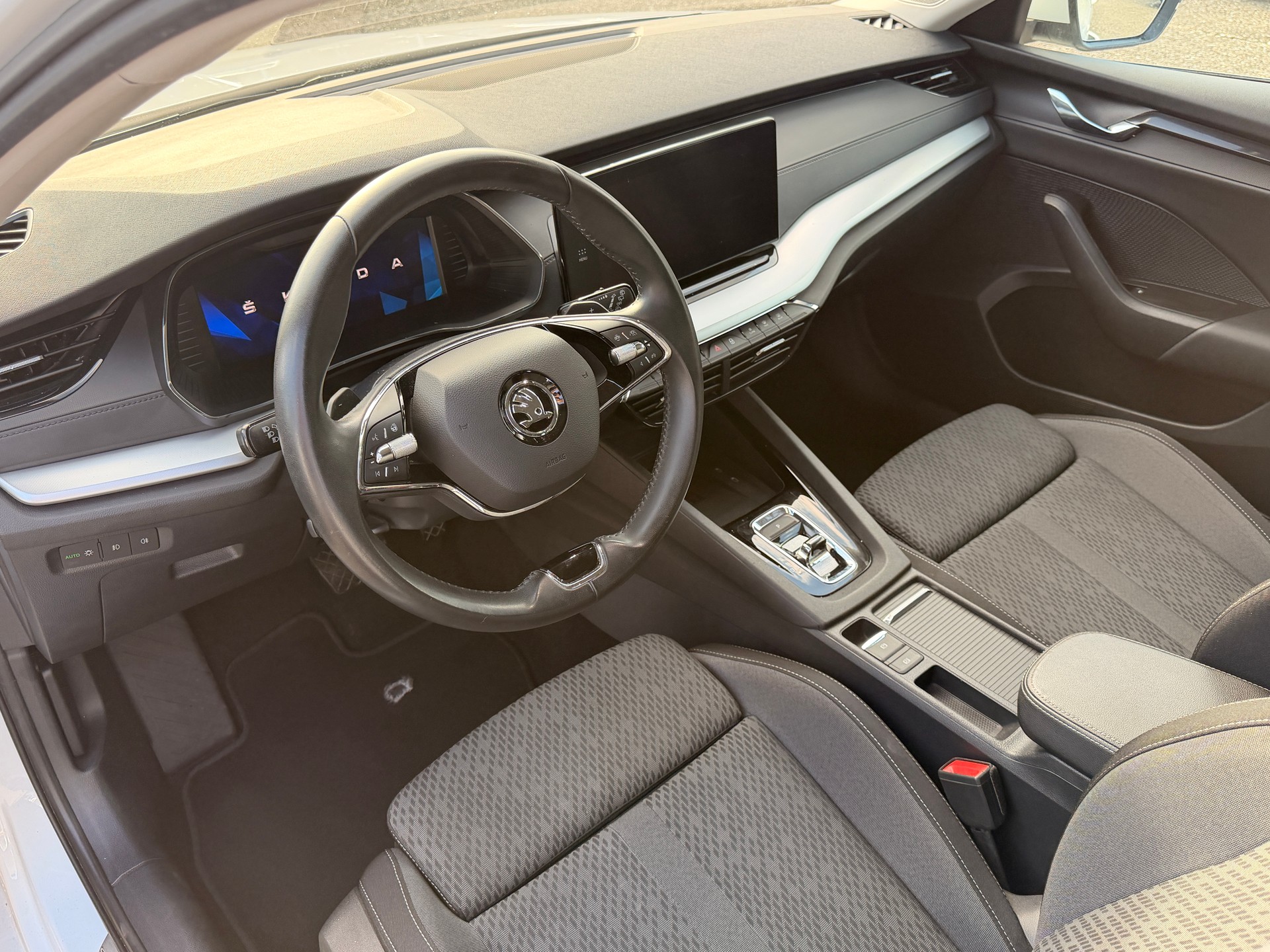 SKODA Octavia Combi 2.0 TDI DSG Ambition-image-4