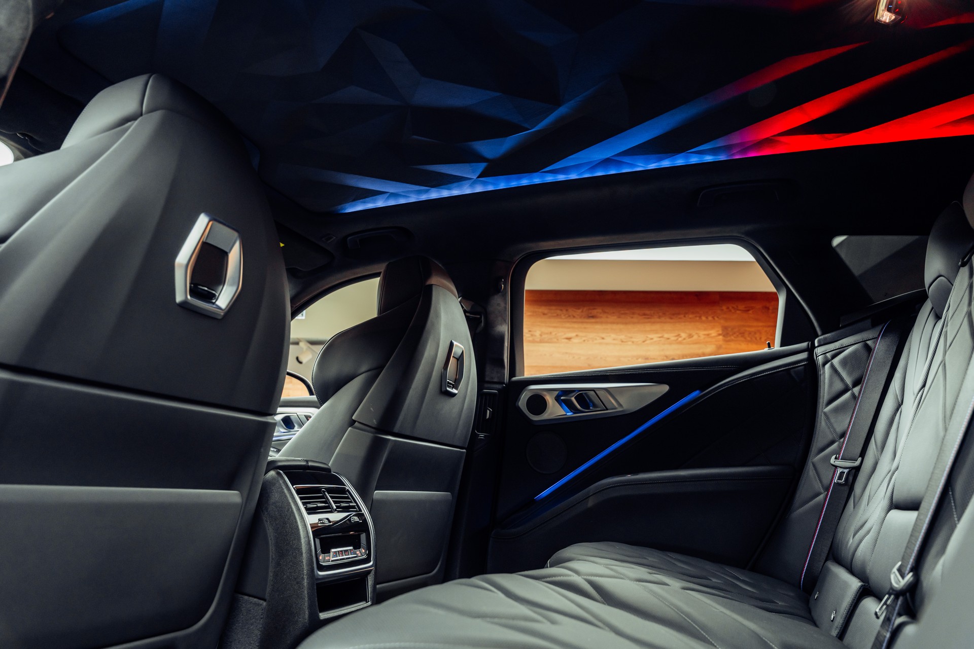 BMW XM xDrive 50e PHEV Steptronic-image-8