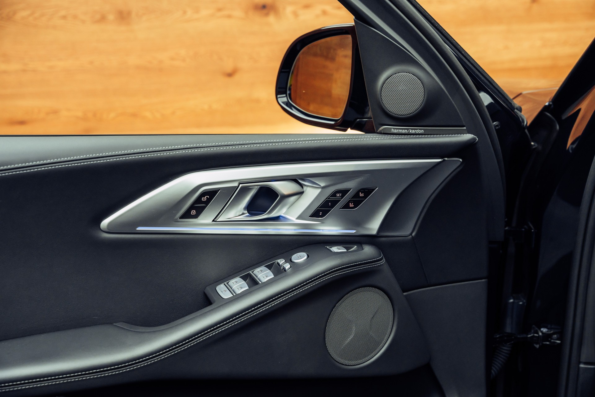BMW XM xDrive 50e PHEV Steptronic-image-16