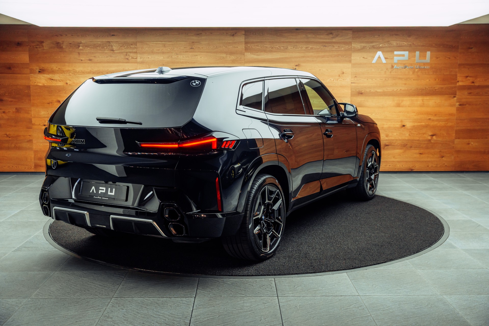 BMW XM xDrive 50e PHEV Steptronic-image-1