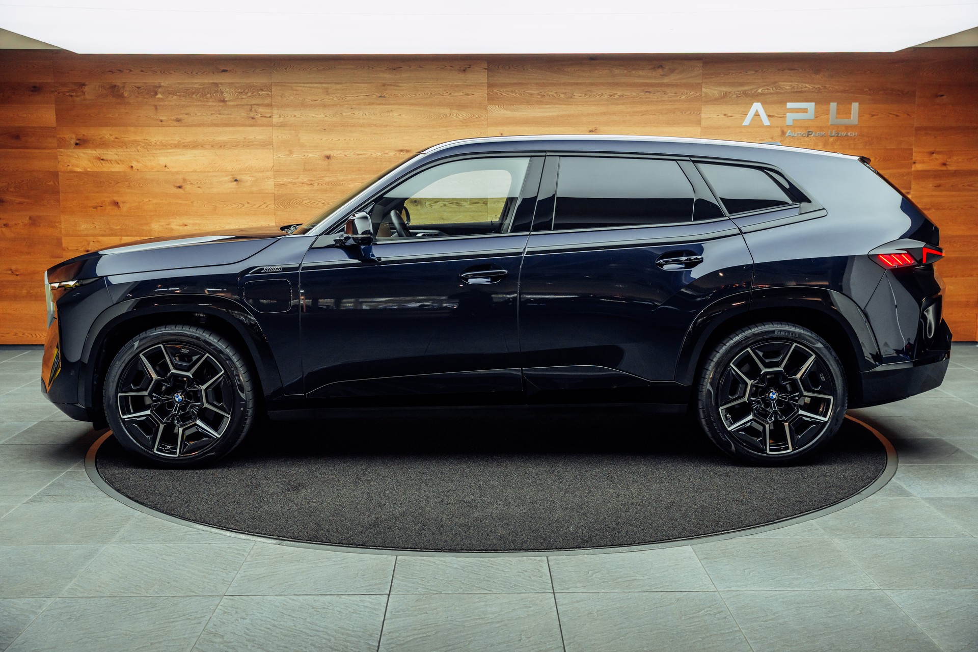 BMW XM xDrive 50e PHEV Steptronic-image-9