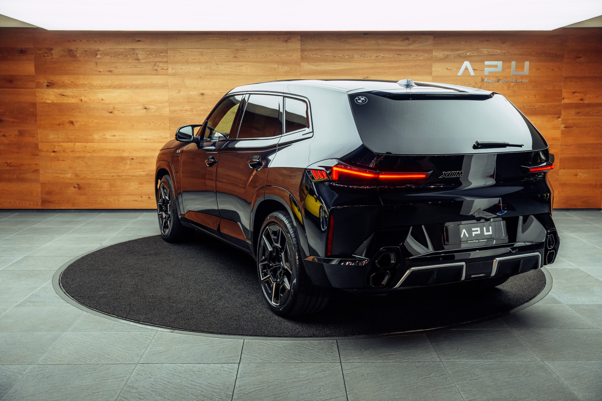 BMW XM xDrive 50e PHEV Steptronic-image-2