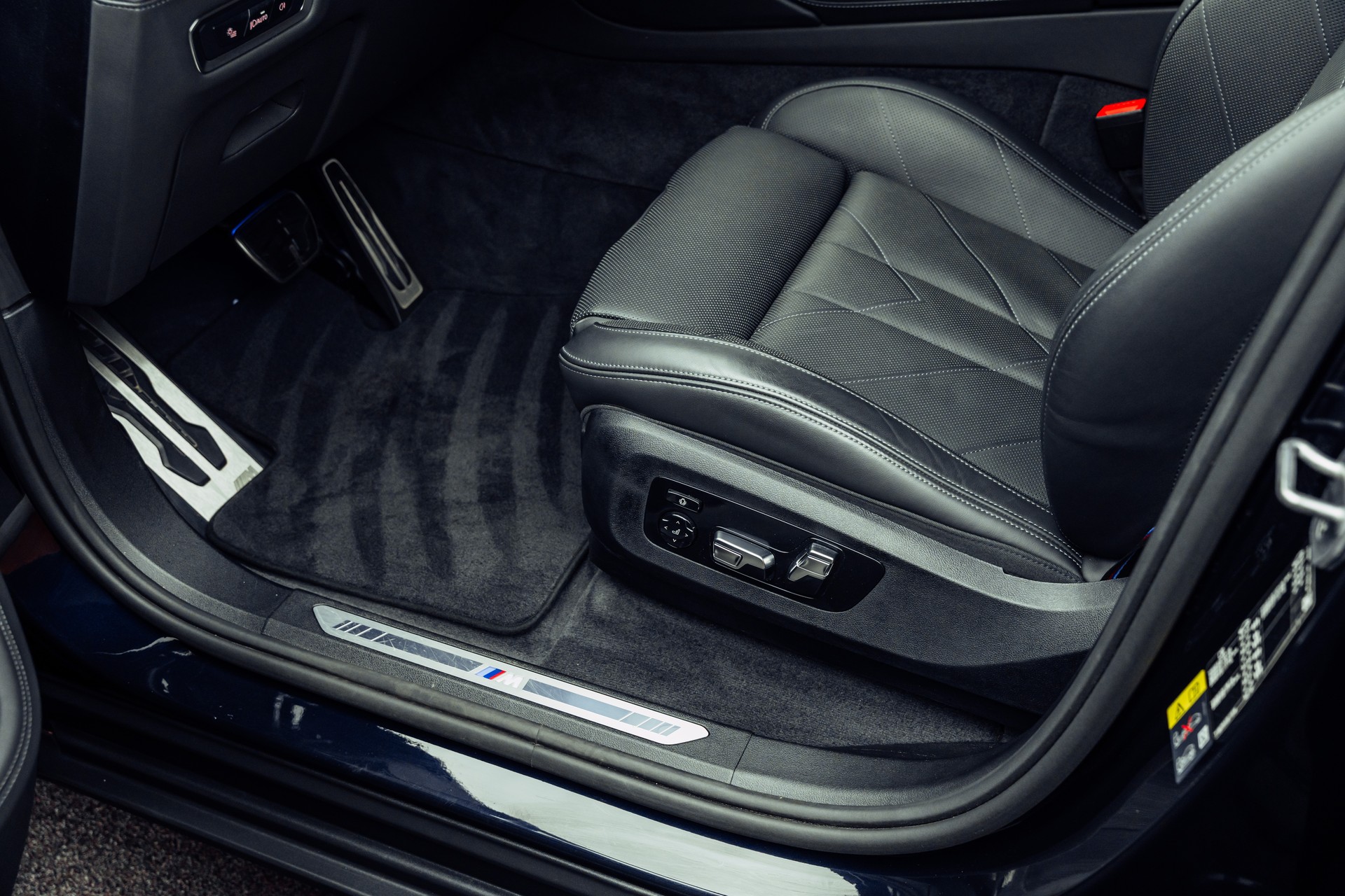 BMW XM xDrive 50e PHEV Steptronic-image-17