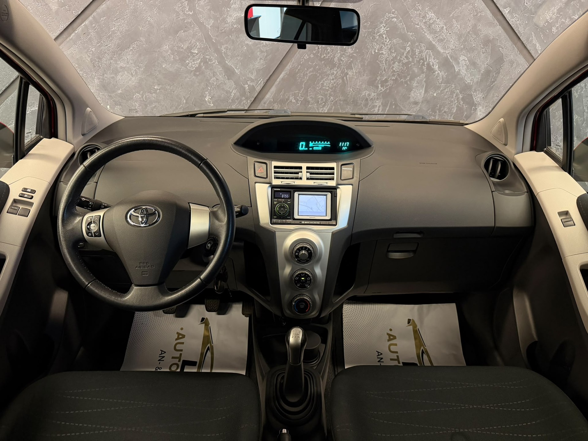 TOYOTA Yaris 1.3 Linea Sol-image-8