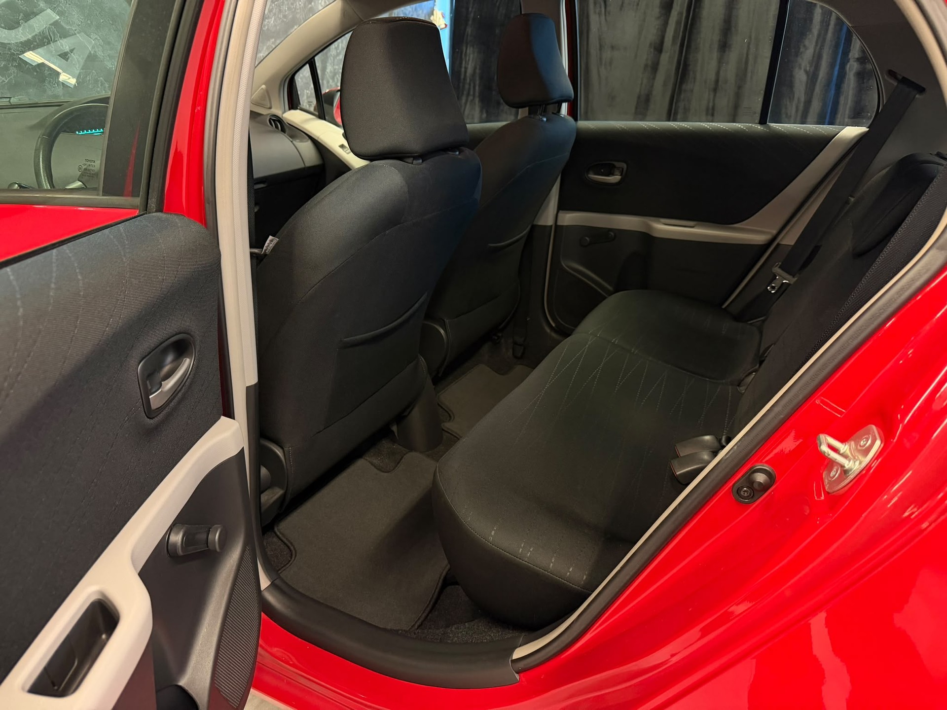 TOYOTA Yaris 1.3 Linea Sol-image-11