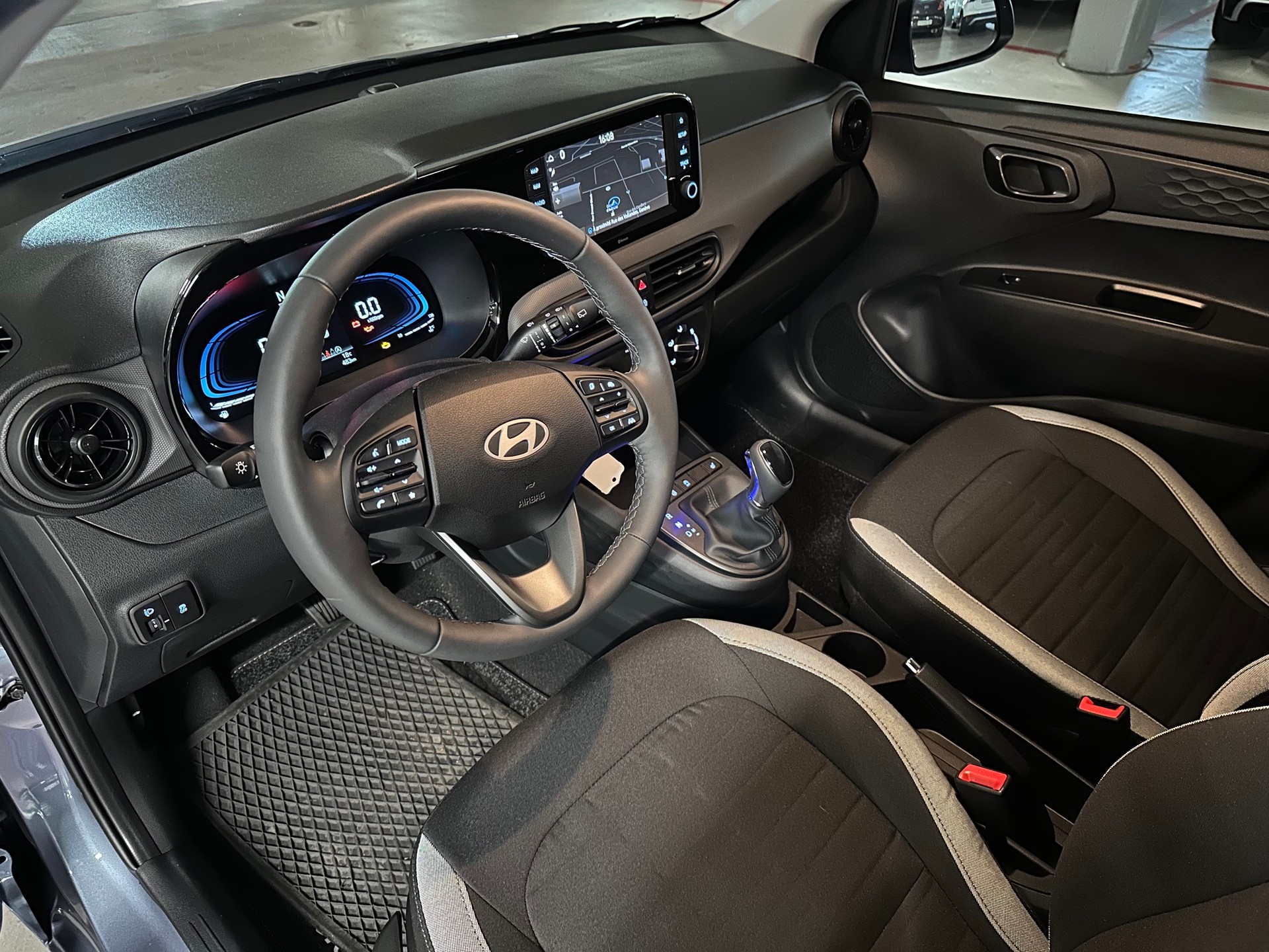 HYUNDAI i10 1.2 Amplia Aut.-image-8