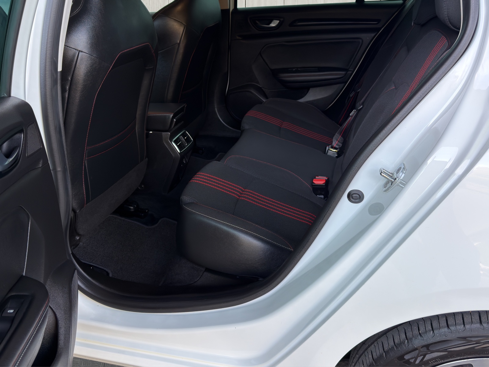 RENAULT Mégane Grandtour 1.6 E-Tech R.S. Line-image-14