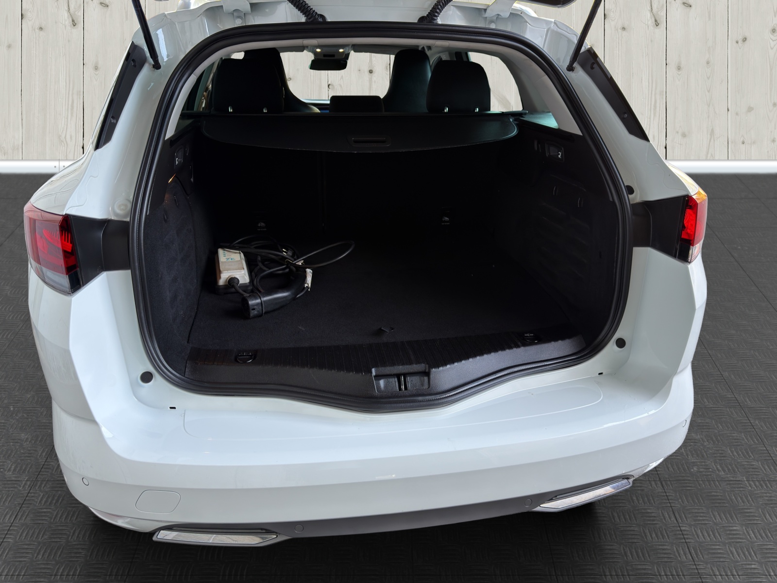 RENAULT Mégane Grandtour 1.6 E-Tech R.S. Line-image-15