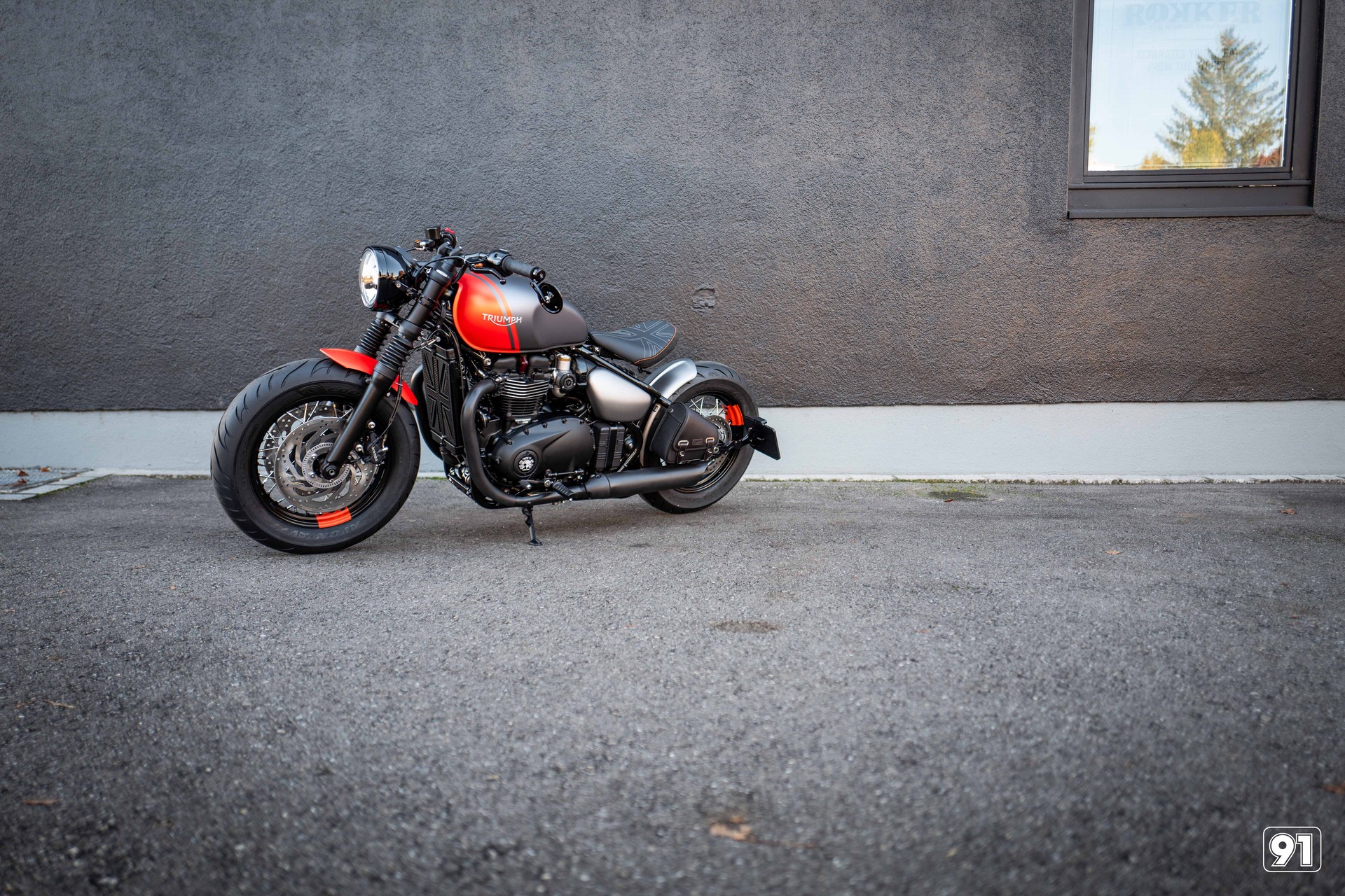 TRIUMPH Bonneville 1200  Bobber-showroom-element-1