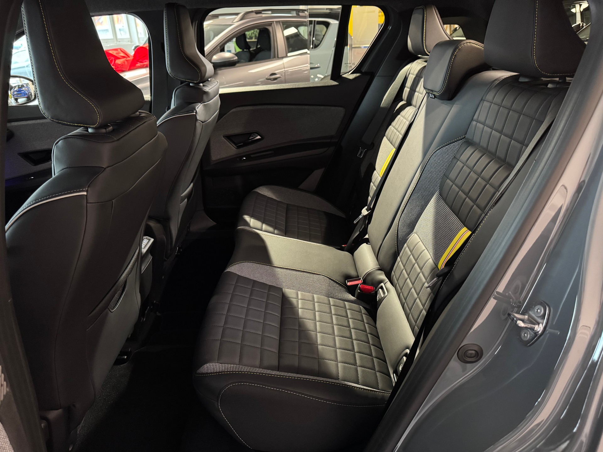 RENAULT R4 E-TECH ELECTRIC iconic 150PS Comfort Range-image-18