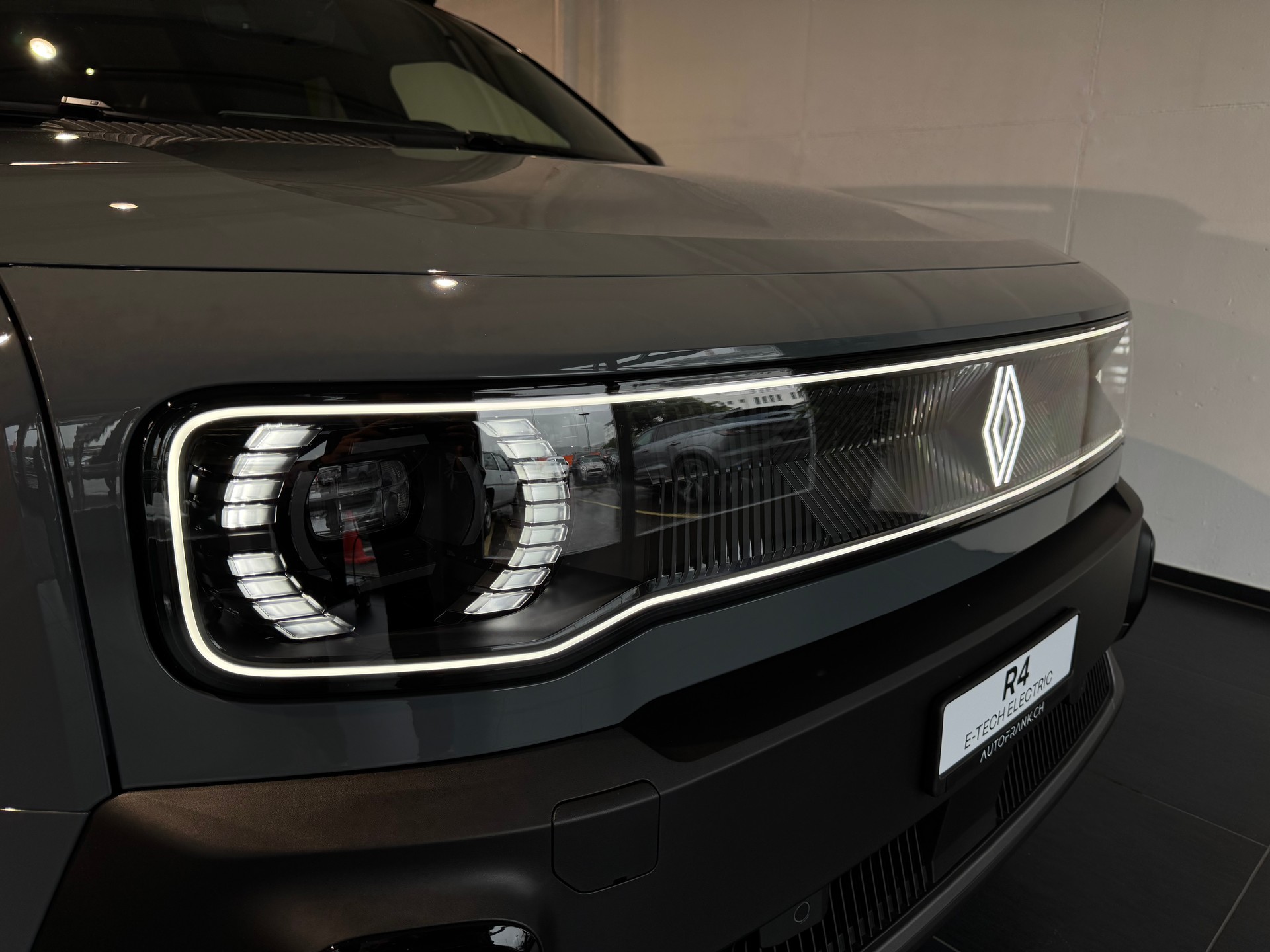 RENAULT R4 E-TECH ELECTRIC iconic 150PS Comfort Range-image-2