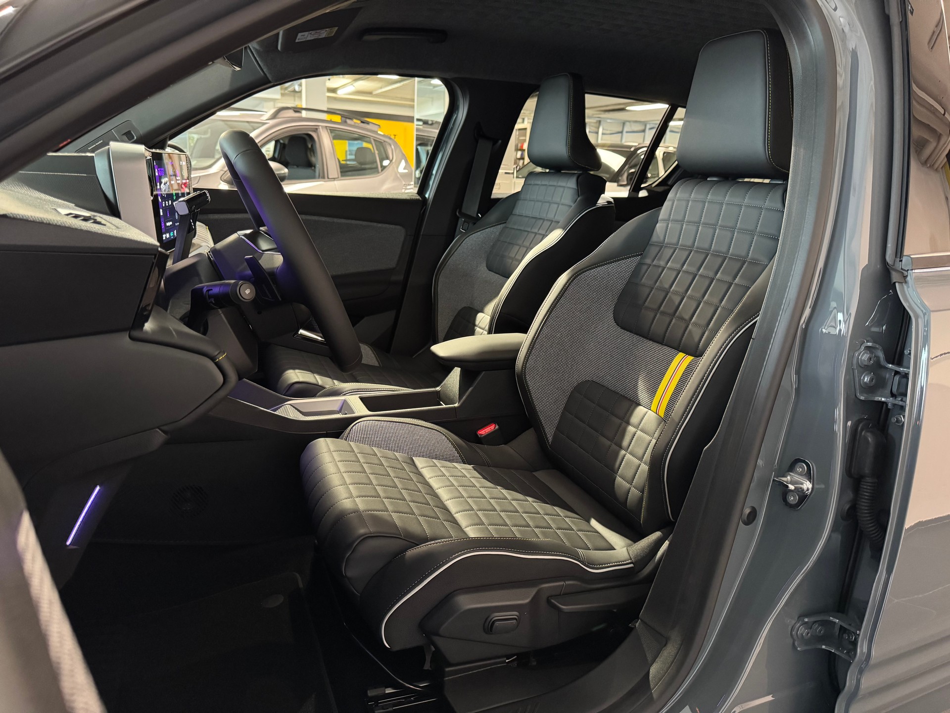 RENAULT R4 E-TECH ELECTRIC iconic 150PS Comfort Range-image-13