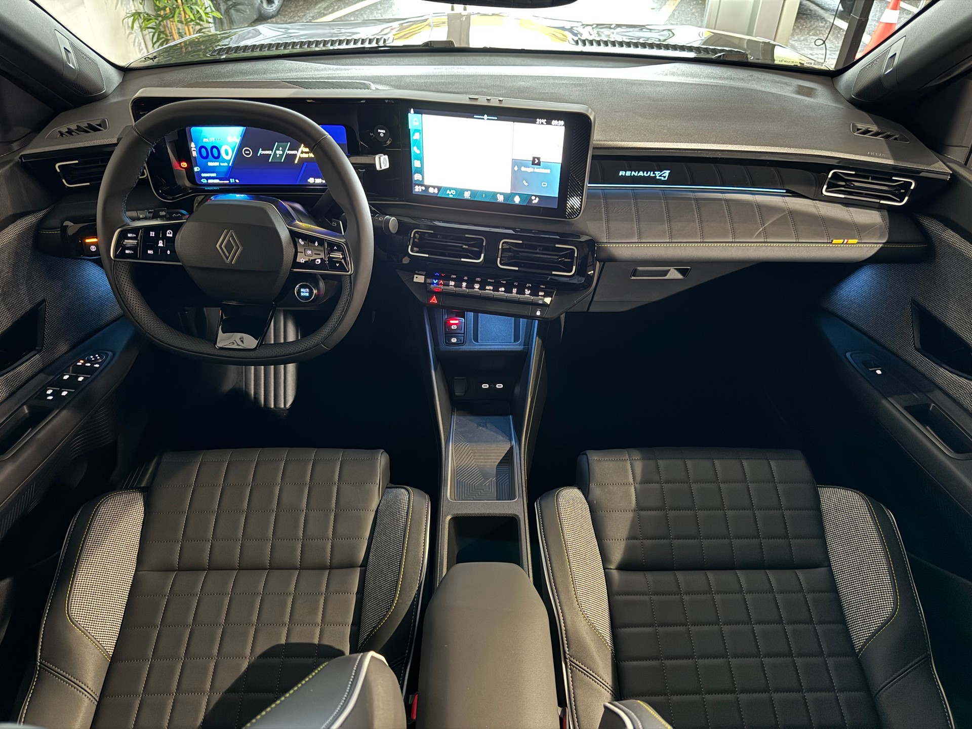 RENAULT R4 E-TECH ELECTRIC iconic 150PS Comfort Range-image-11
