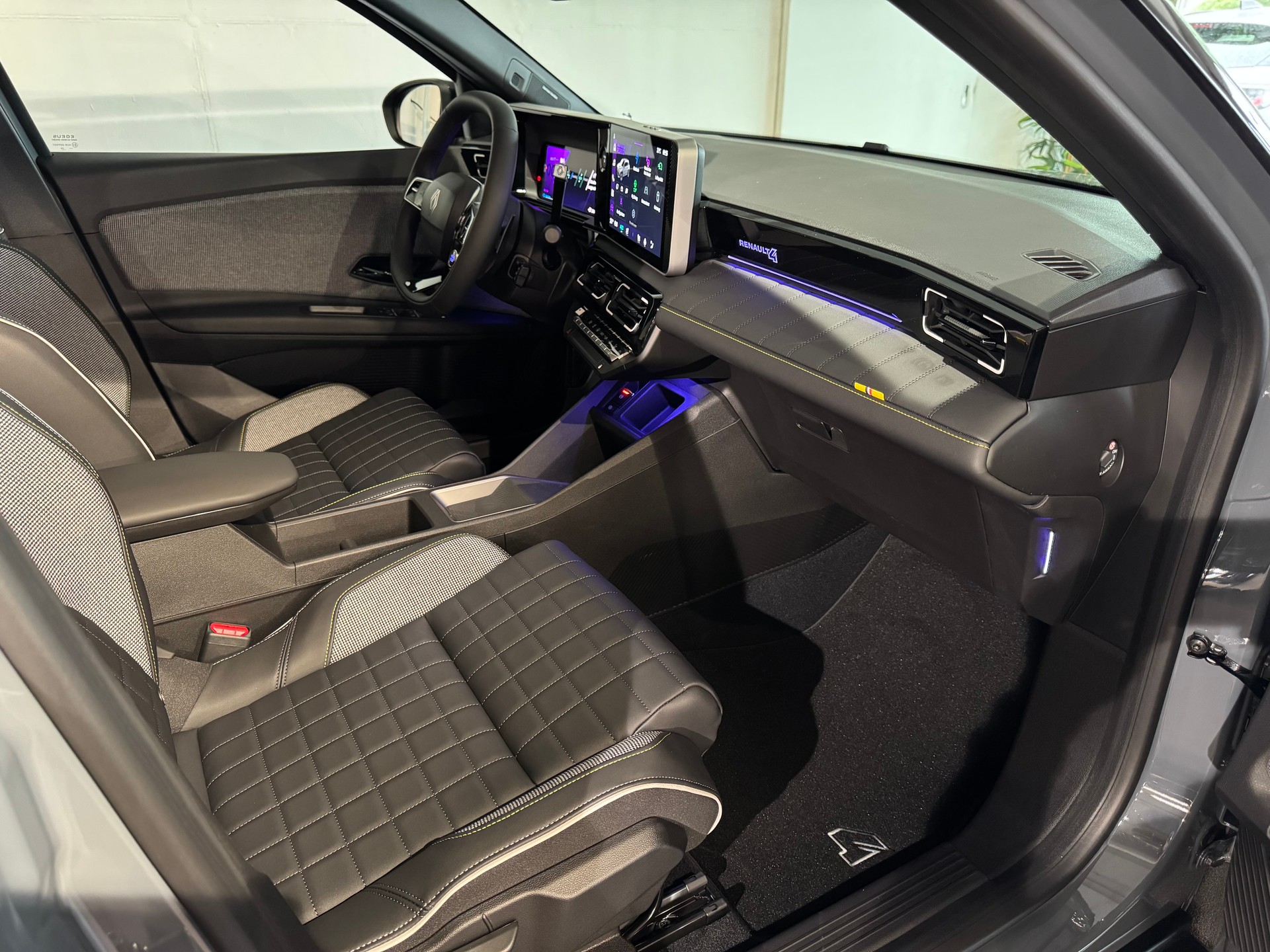 RENAULT R4 E-TECH ELECTRIC iconic 150PS Comfort Range-image-22