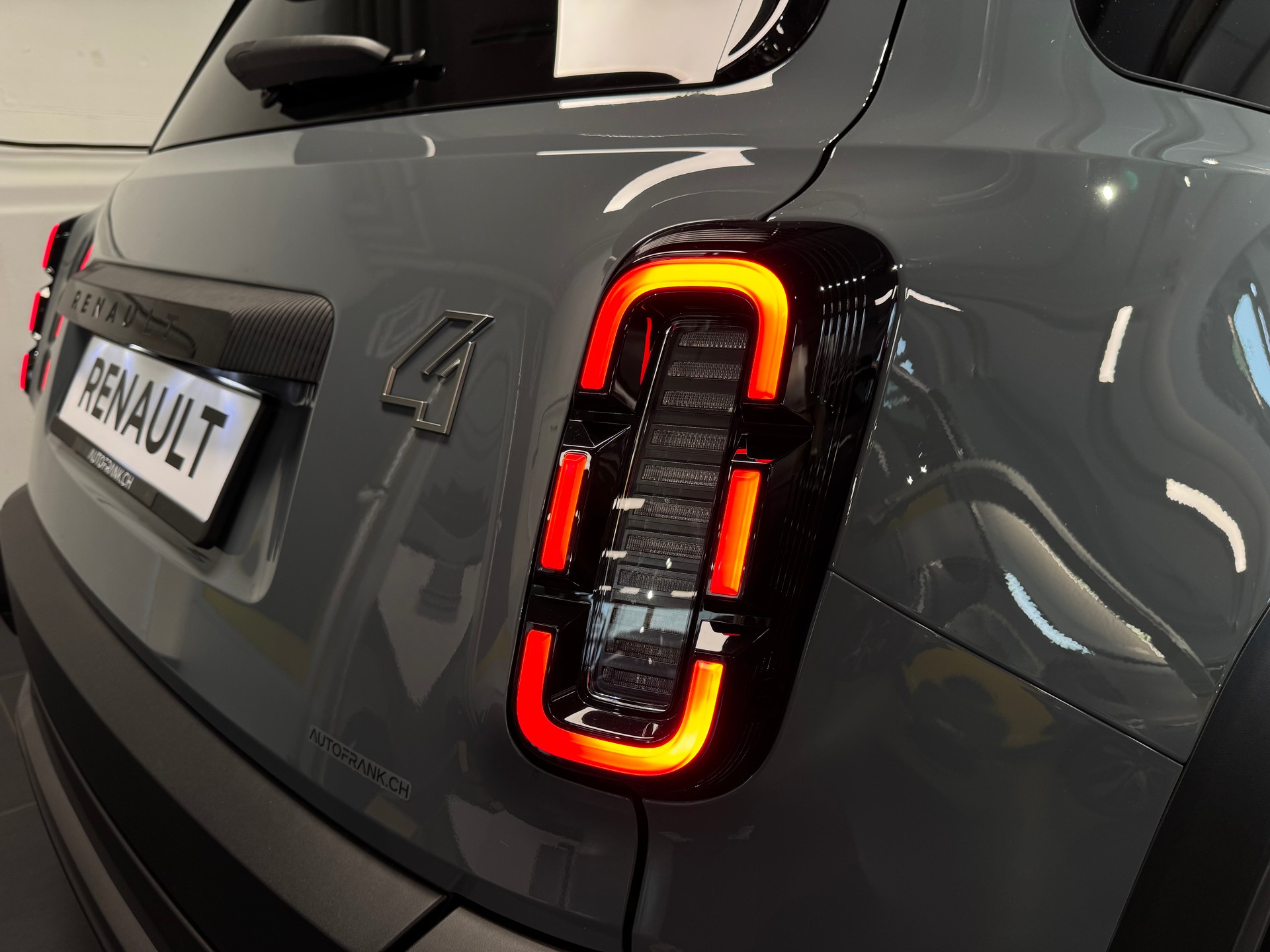 RENAULT R4 E-TECH ELECTRIC iconic 150PS Comfort Range-image-8