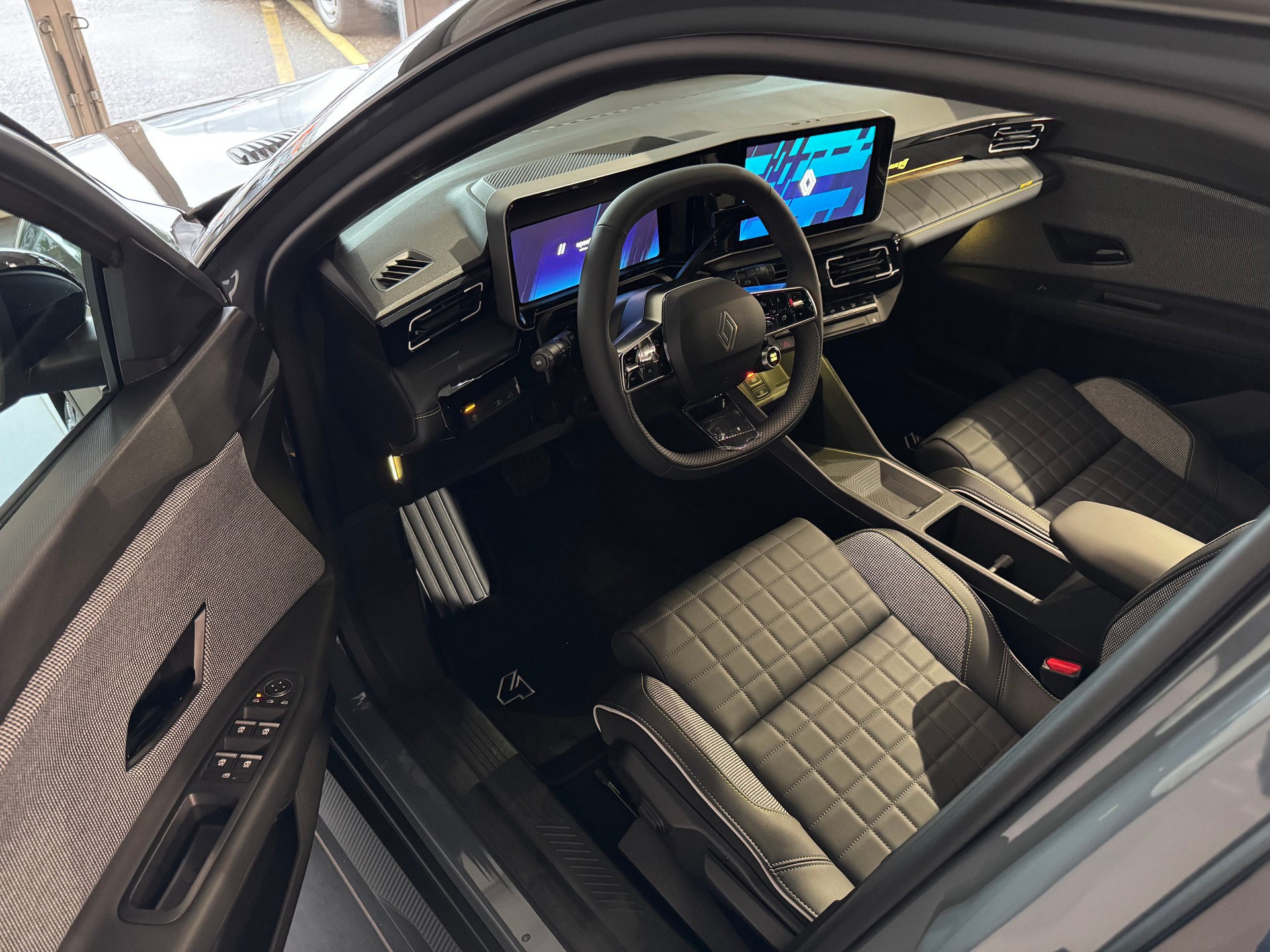 RENAULT R4 E-TECH ELECTRIC iconic 150PS Comfort Range-image-10