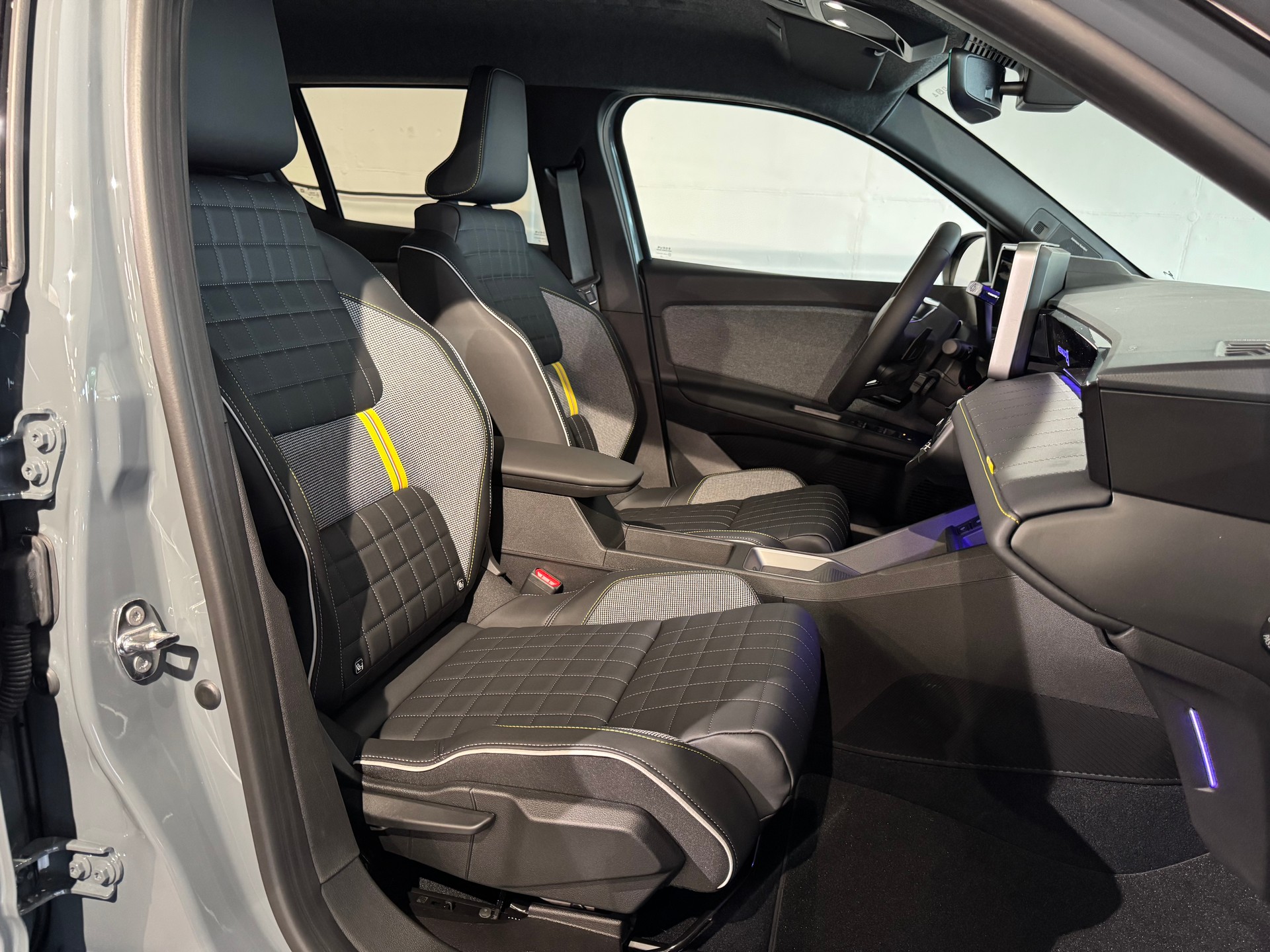 RENAULT R4 E-TECH ELECTRIC iconic 150PS Comfort Range-image-23