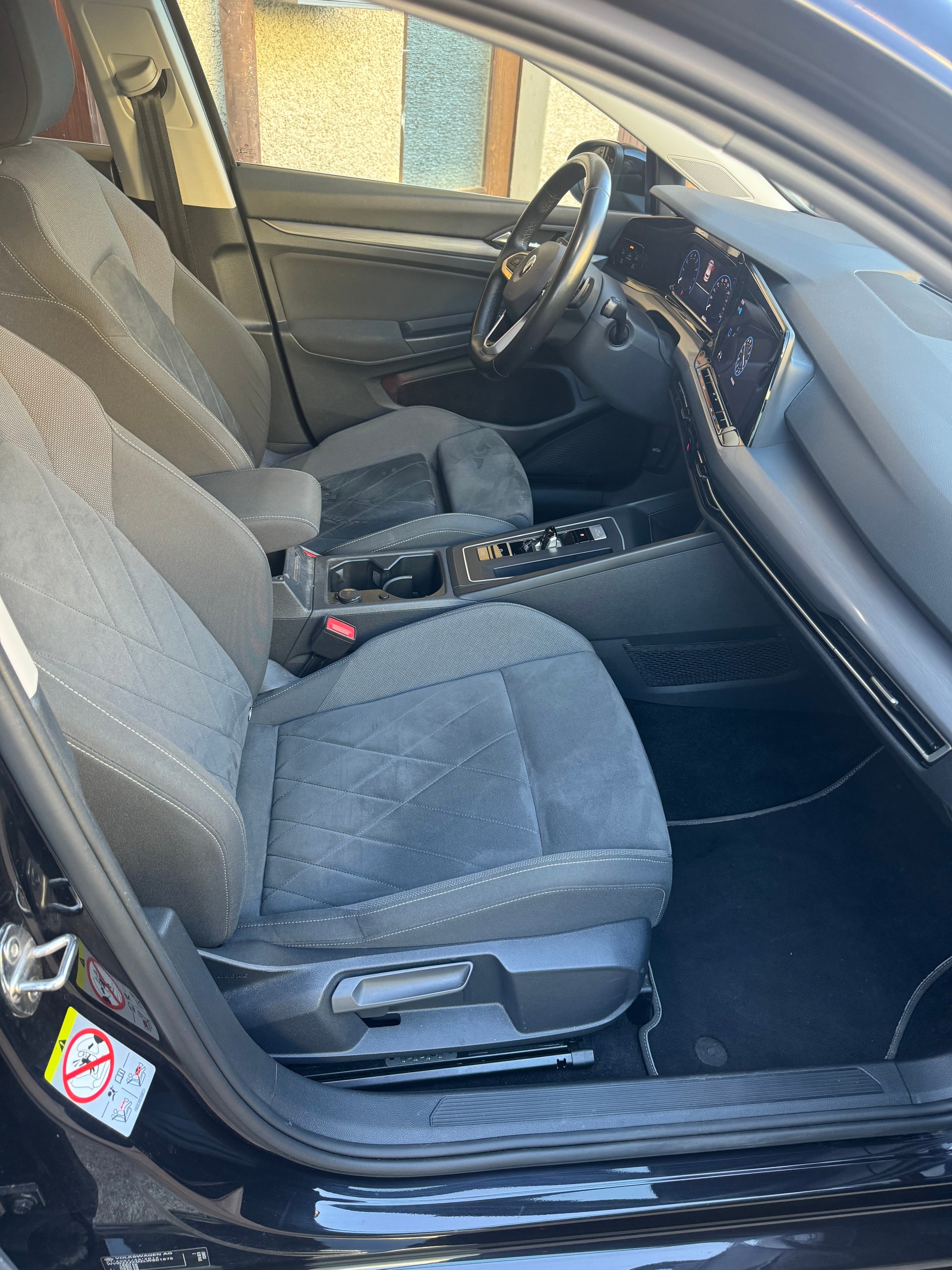 VW Golf 1.5 eTSI mHEV ACT First Edition DSG-image-8