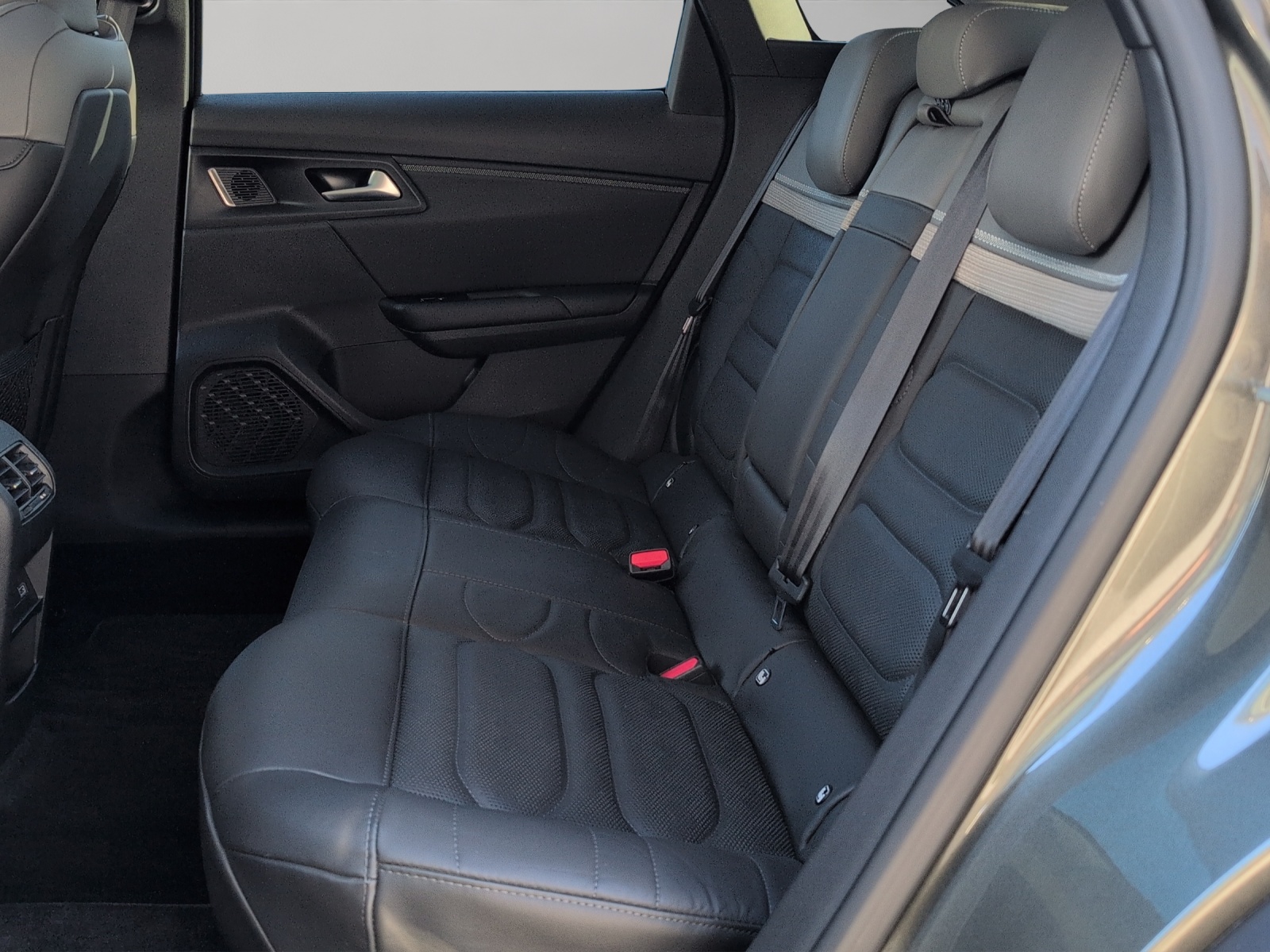 CITROEN C5 X 1.6i PHEV Shine Pack e-EAT8 / Panorama-Glasschiebedach / Lederausstattung / CH-Herstellergarantie bis 2028-image-11